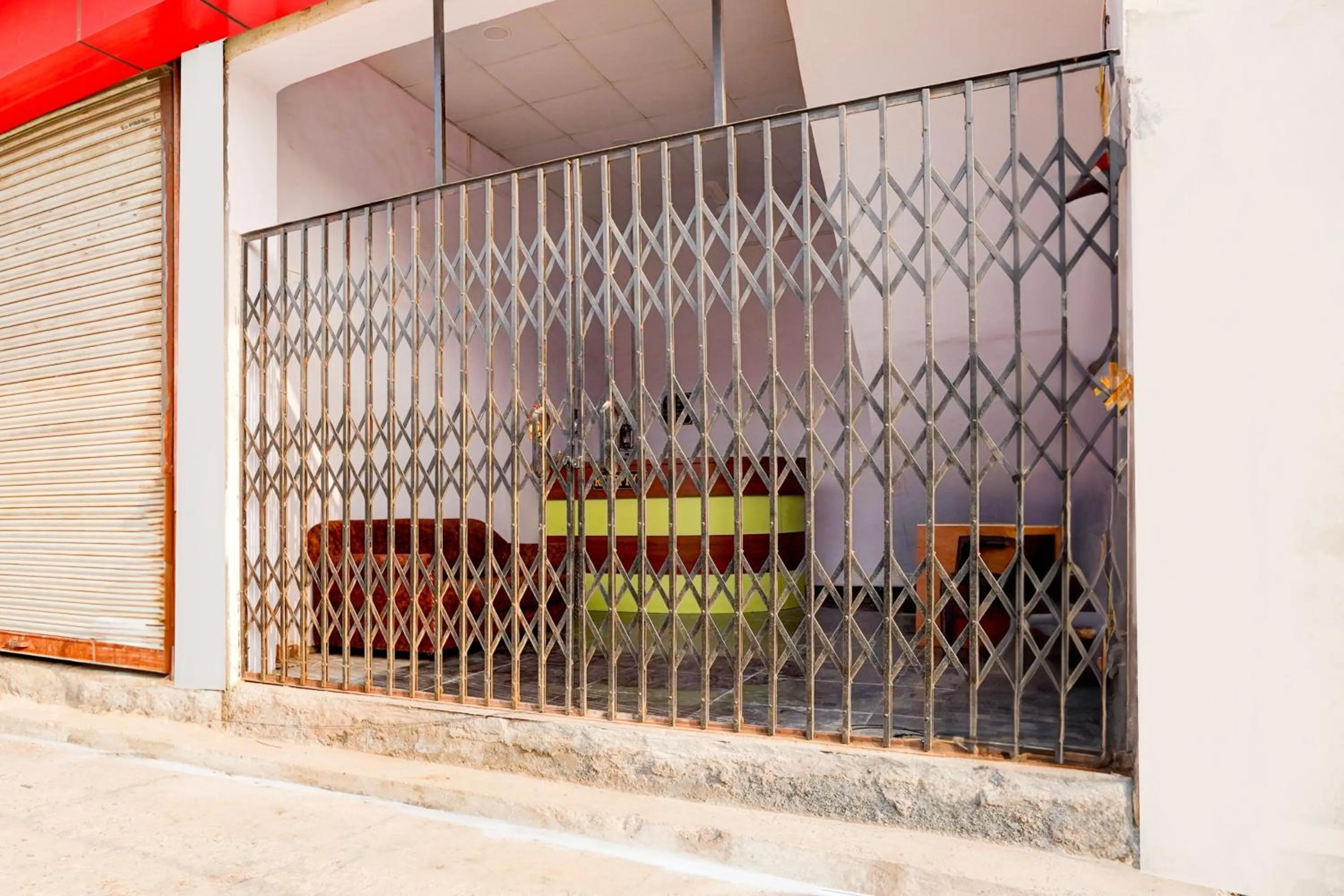 Facade/entrance in Hotel O Crystal Inn
