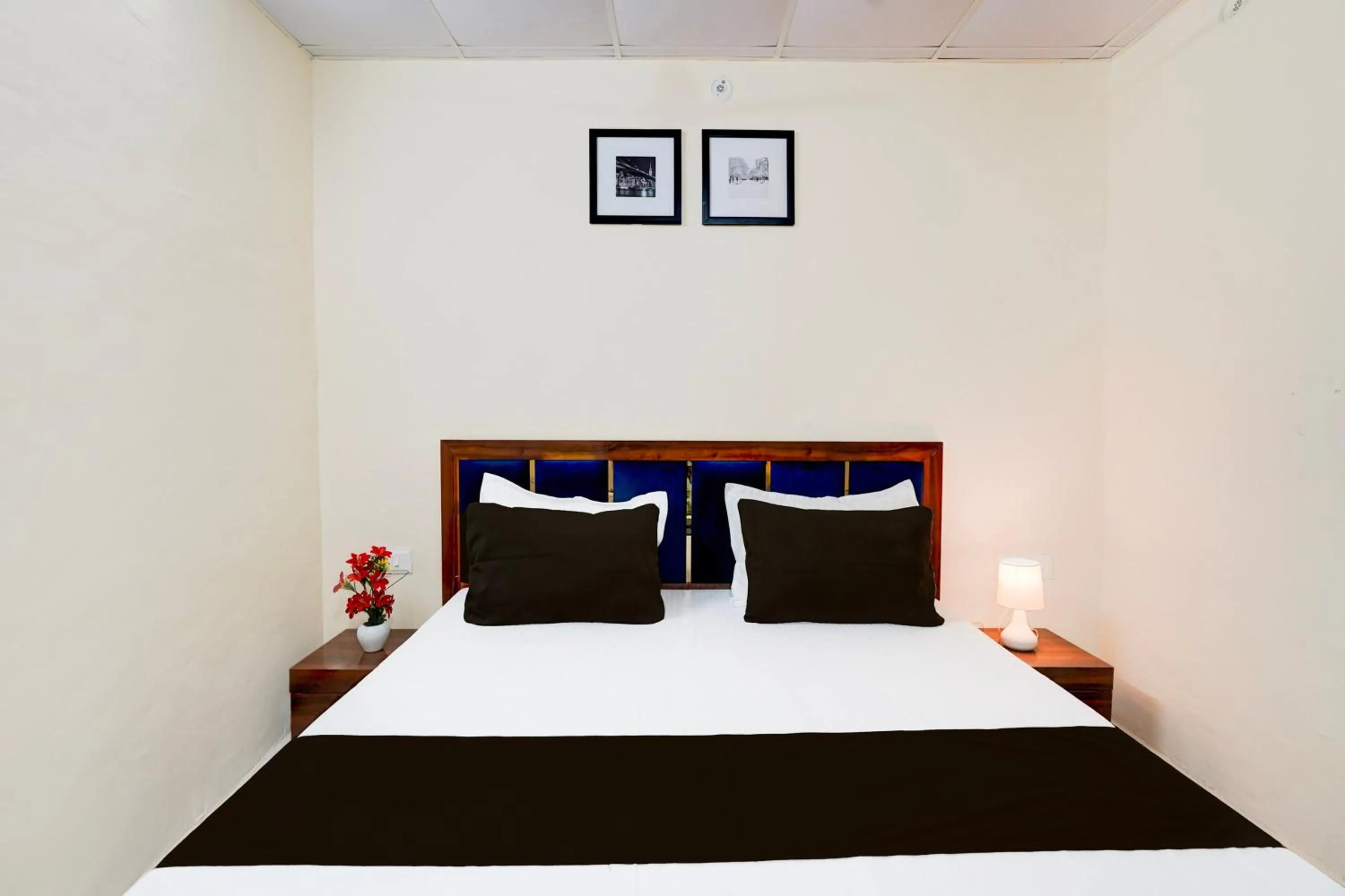 Bedroom, Bed in Hotel O Crystal Inn