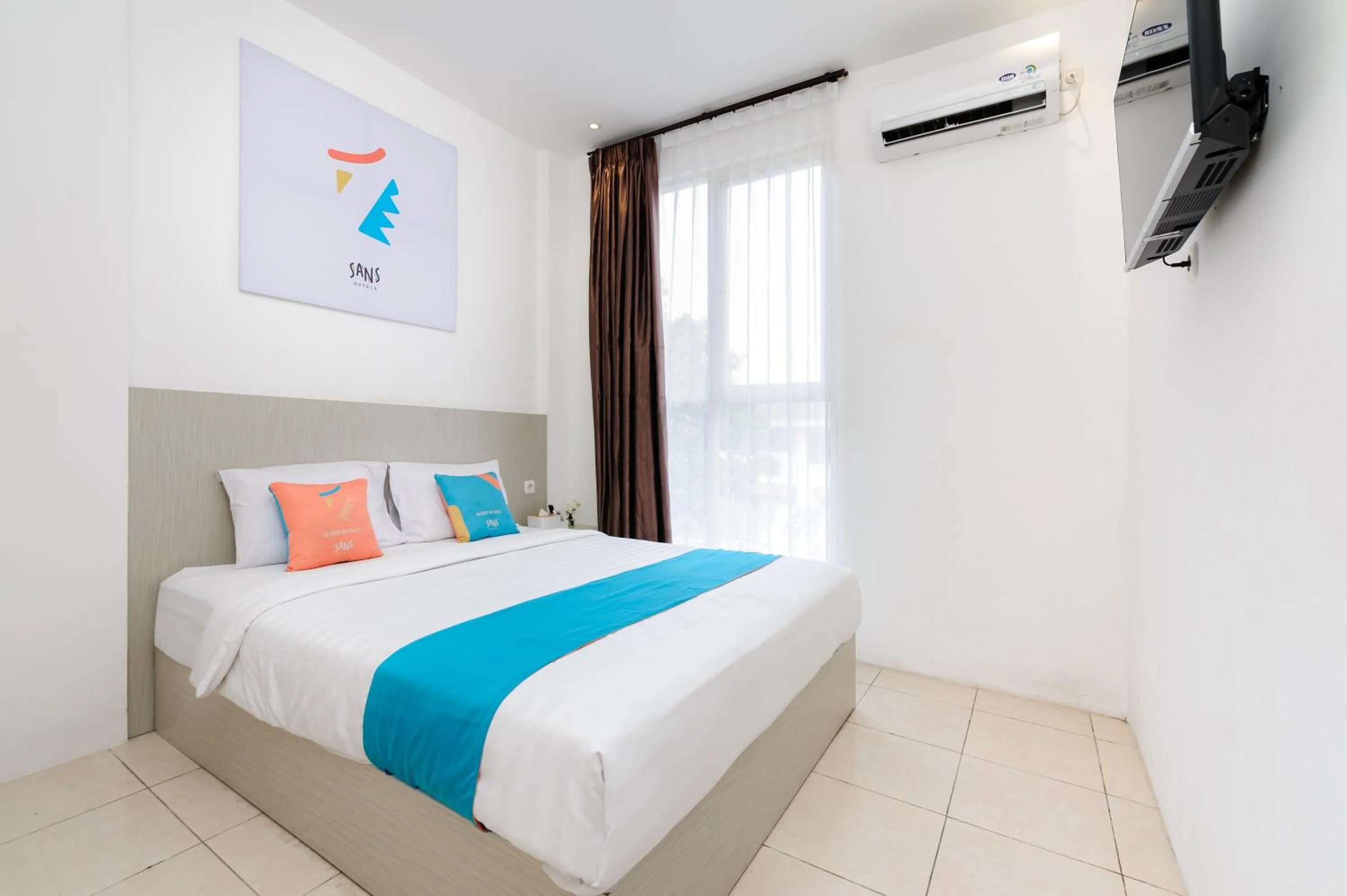 Bedroom, Bed in Sans Hotel La Vida Malang