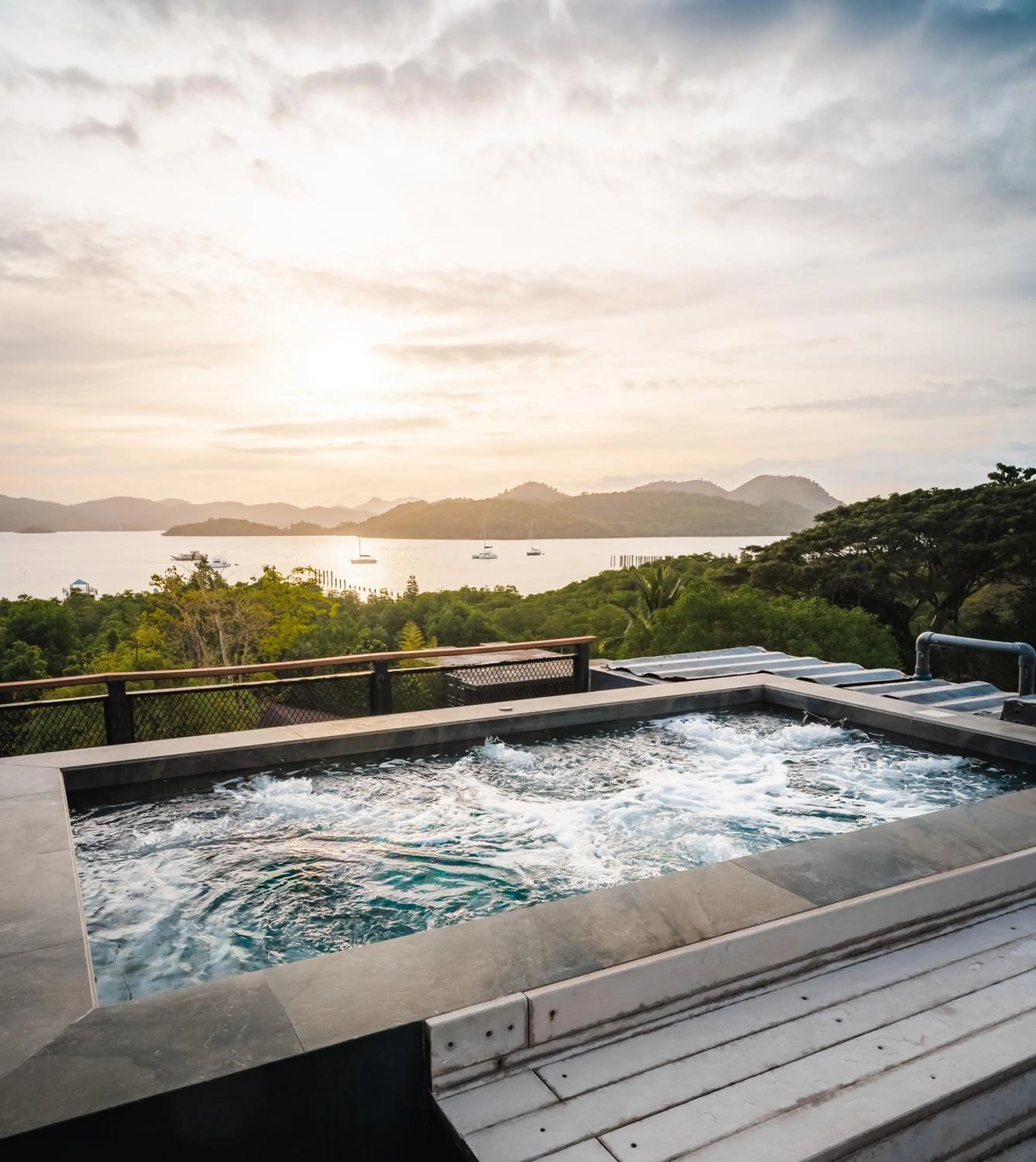 The Funny Lion - Coron