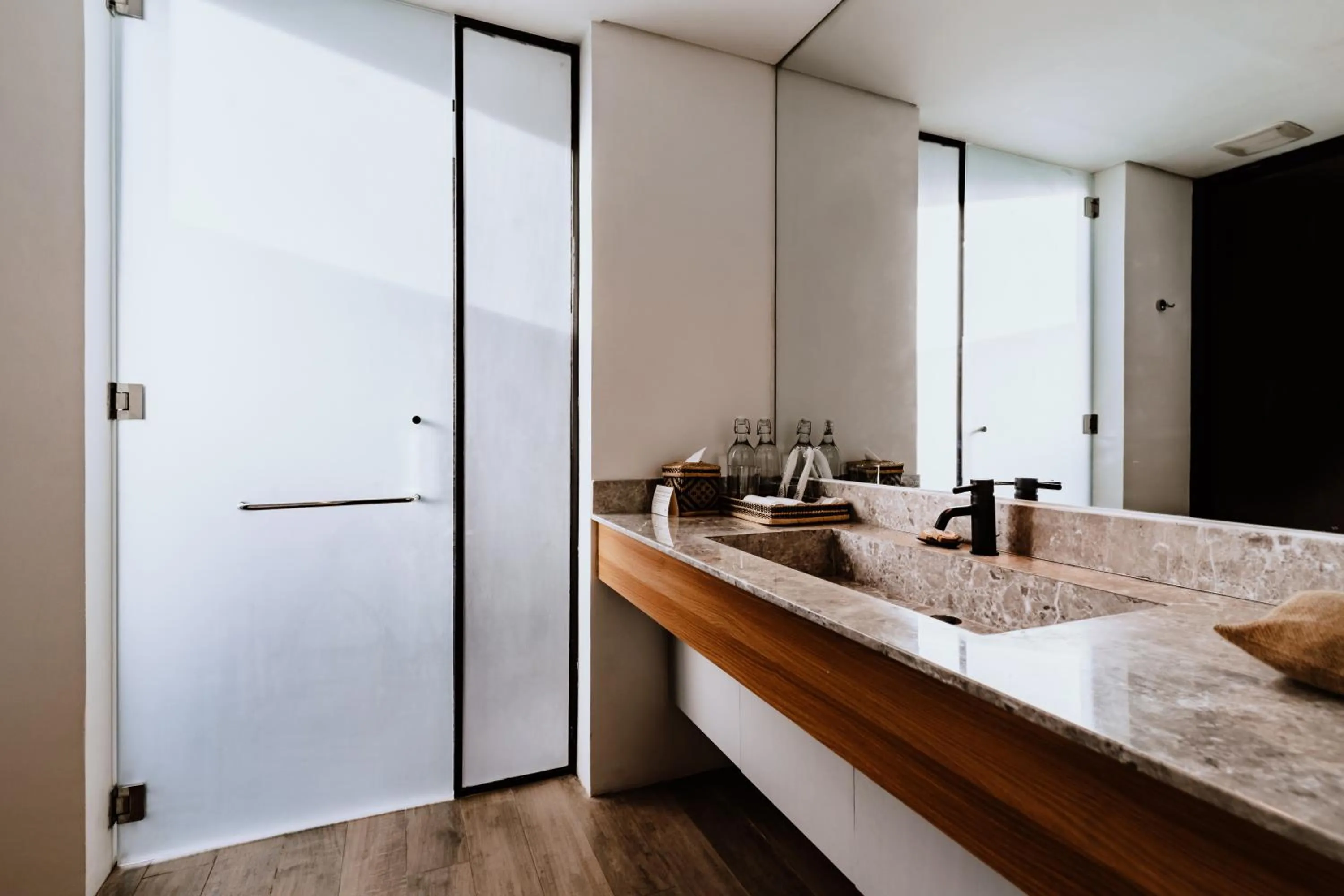 The Funny Lion - Coron