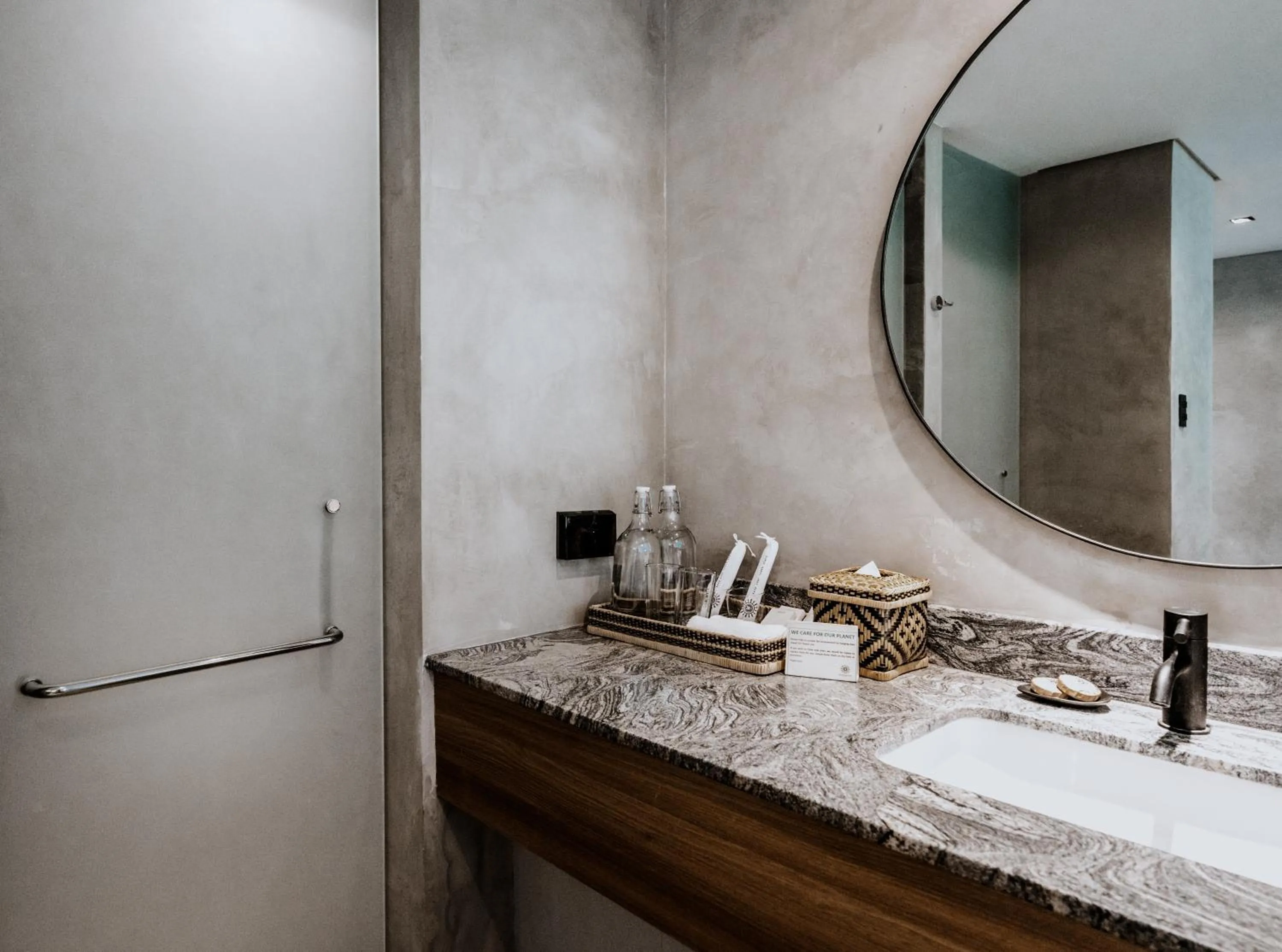 The Funny Lion - Coron