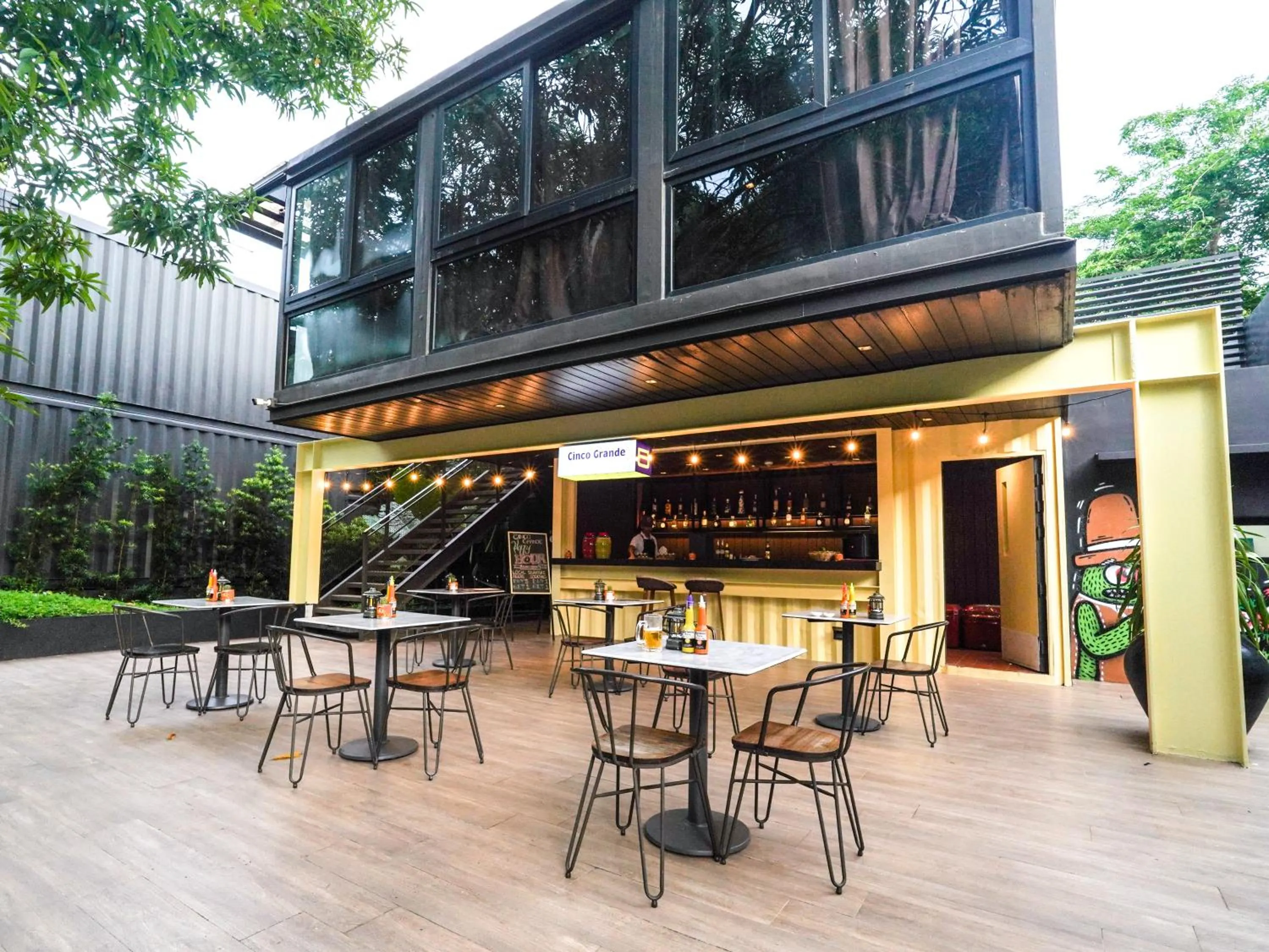 The Funny Lion - Coron