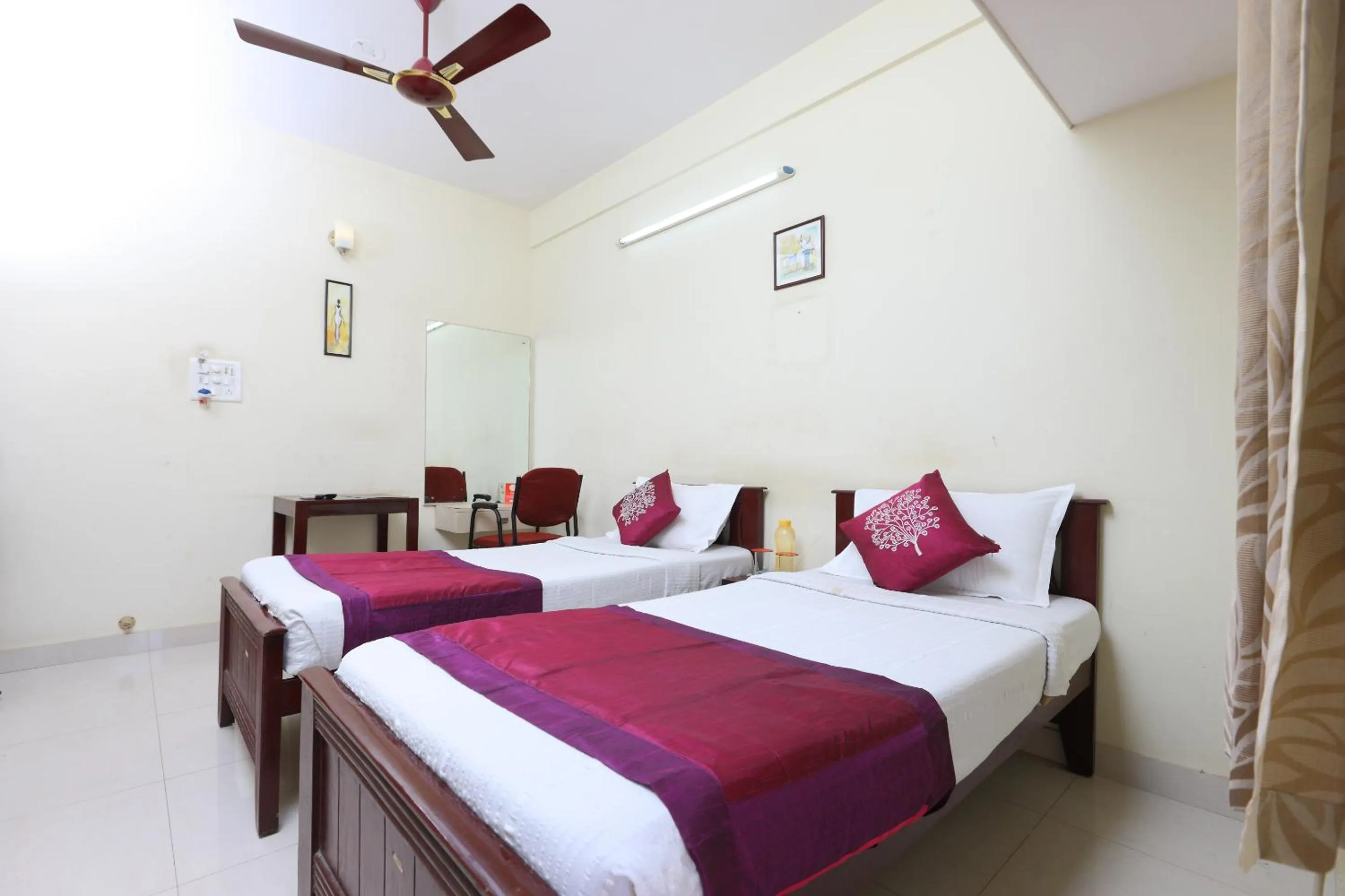 Bed in Super Hotel O Kings Court Near Rela Balaji Hospital