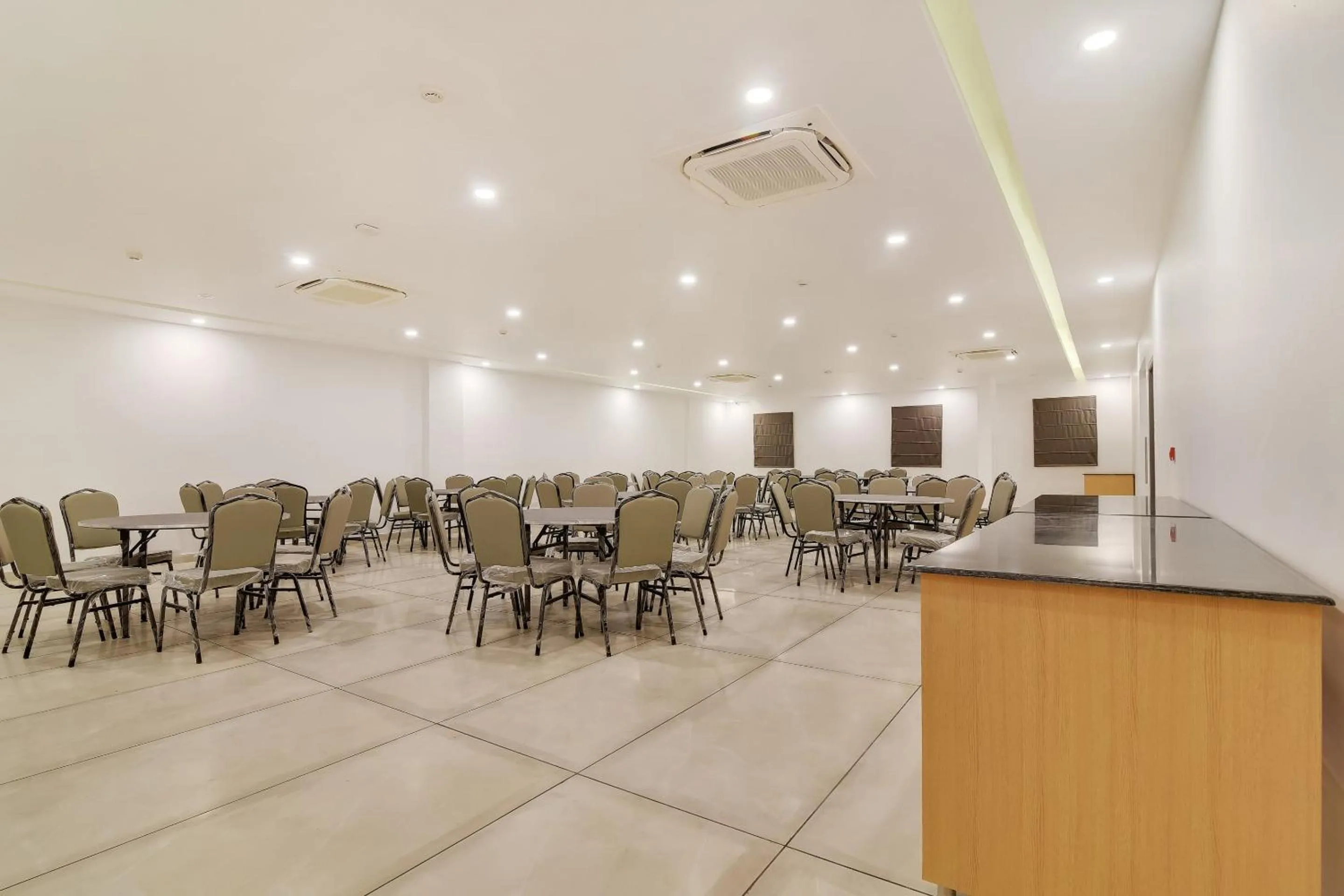 Restaurant/places to eat in Townhouse Kovilambakkam