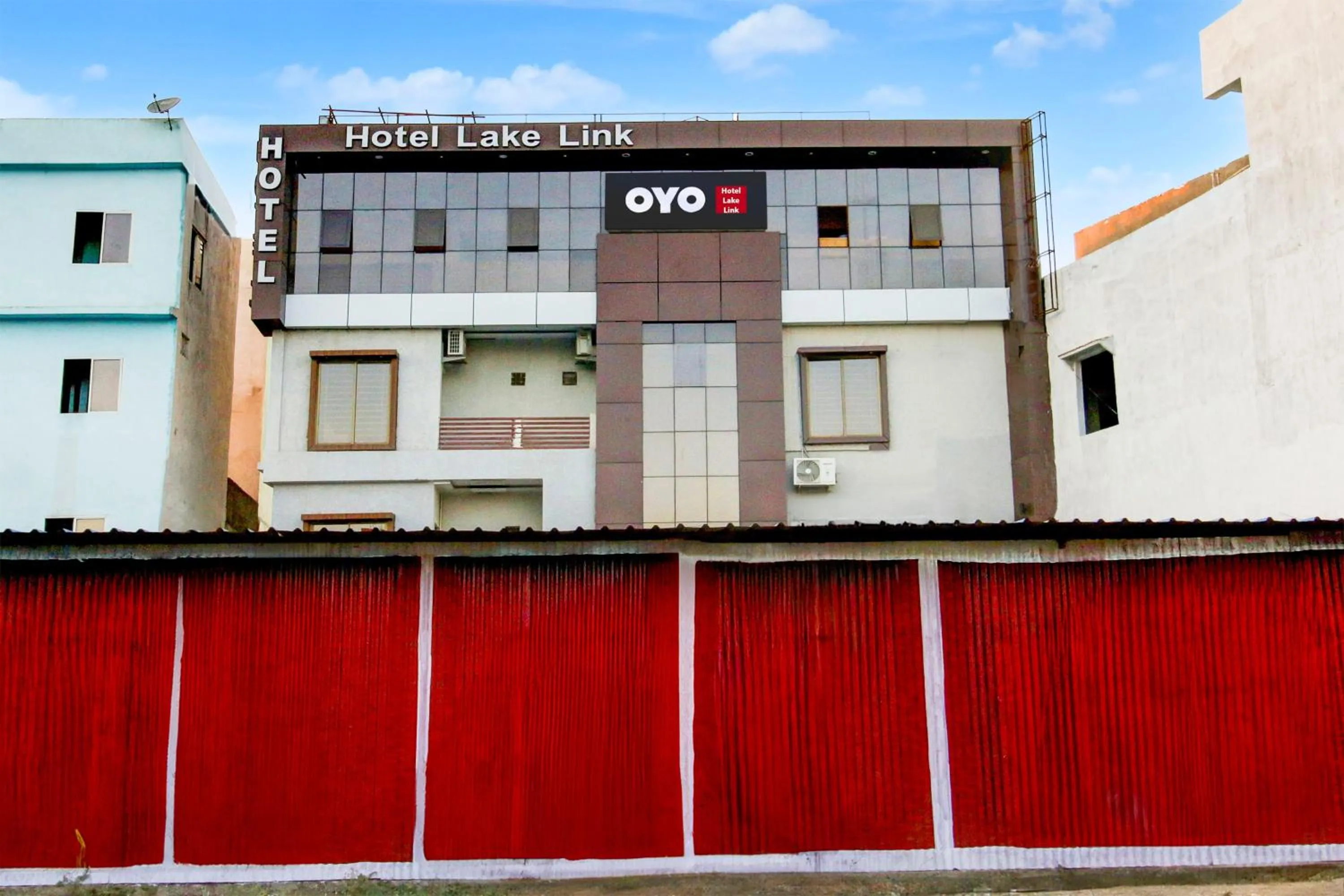 Facade/entrance in Hotel O Lake Link