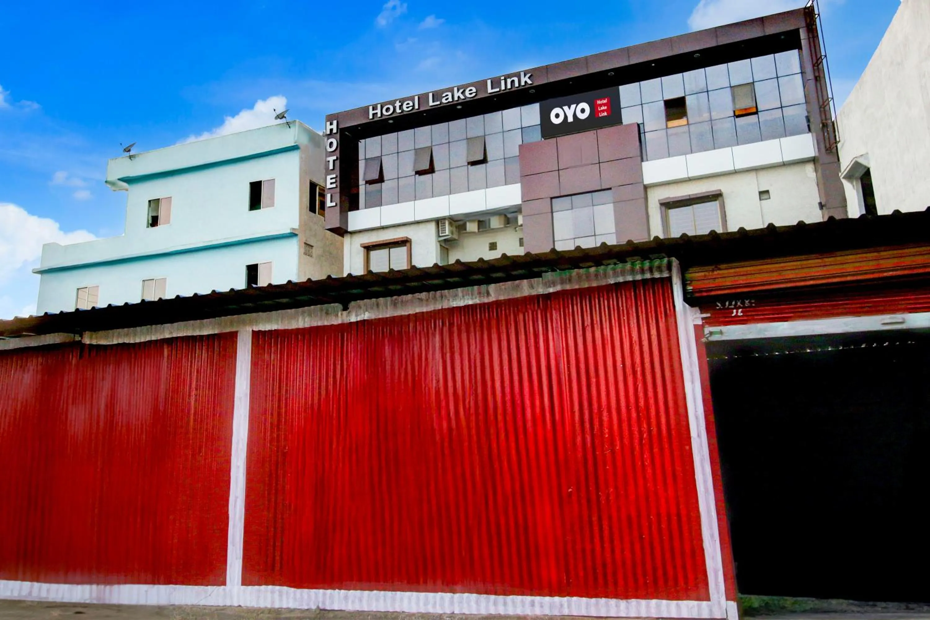Facade/entrance in Hotel O Lake Link