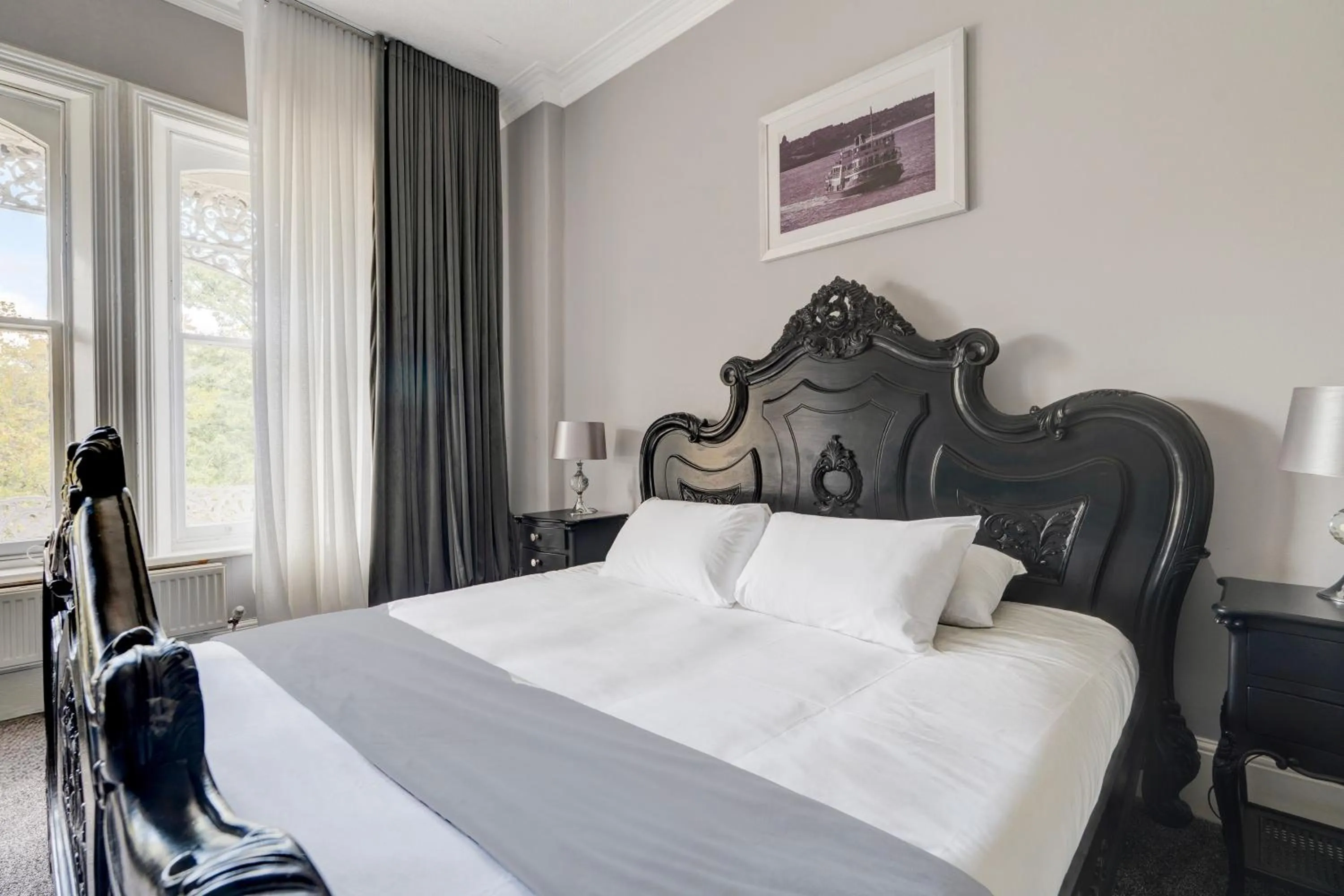 Photo of the whole room, Bed in Liverpool Aigburth Hotel By Belvilla