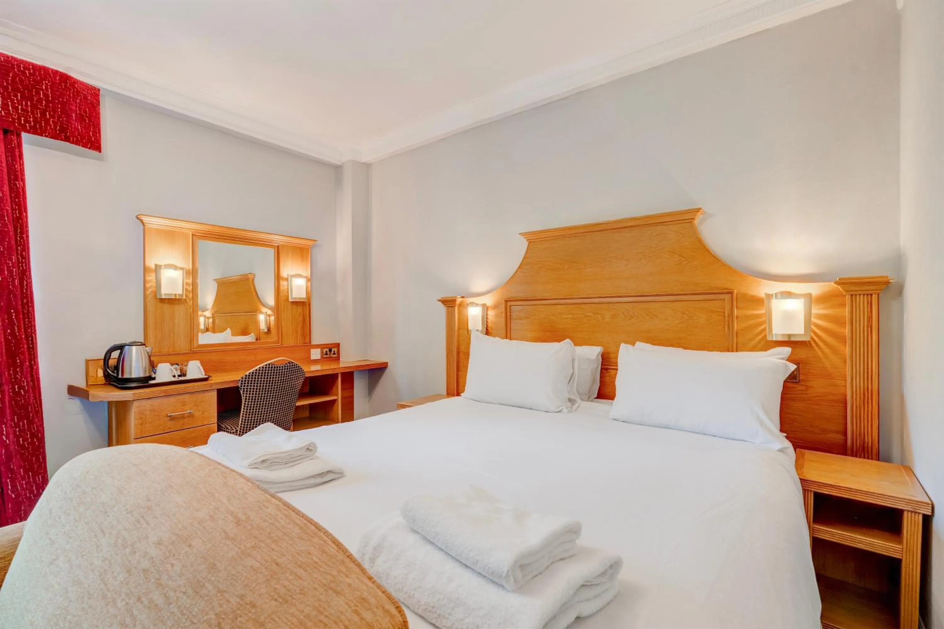 Bedroom, Bed in Liverpool Aigburth Hotel By Belvilla