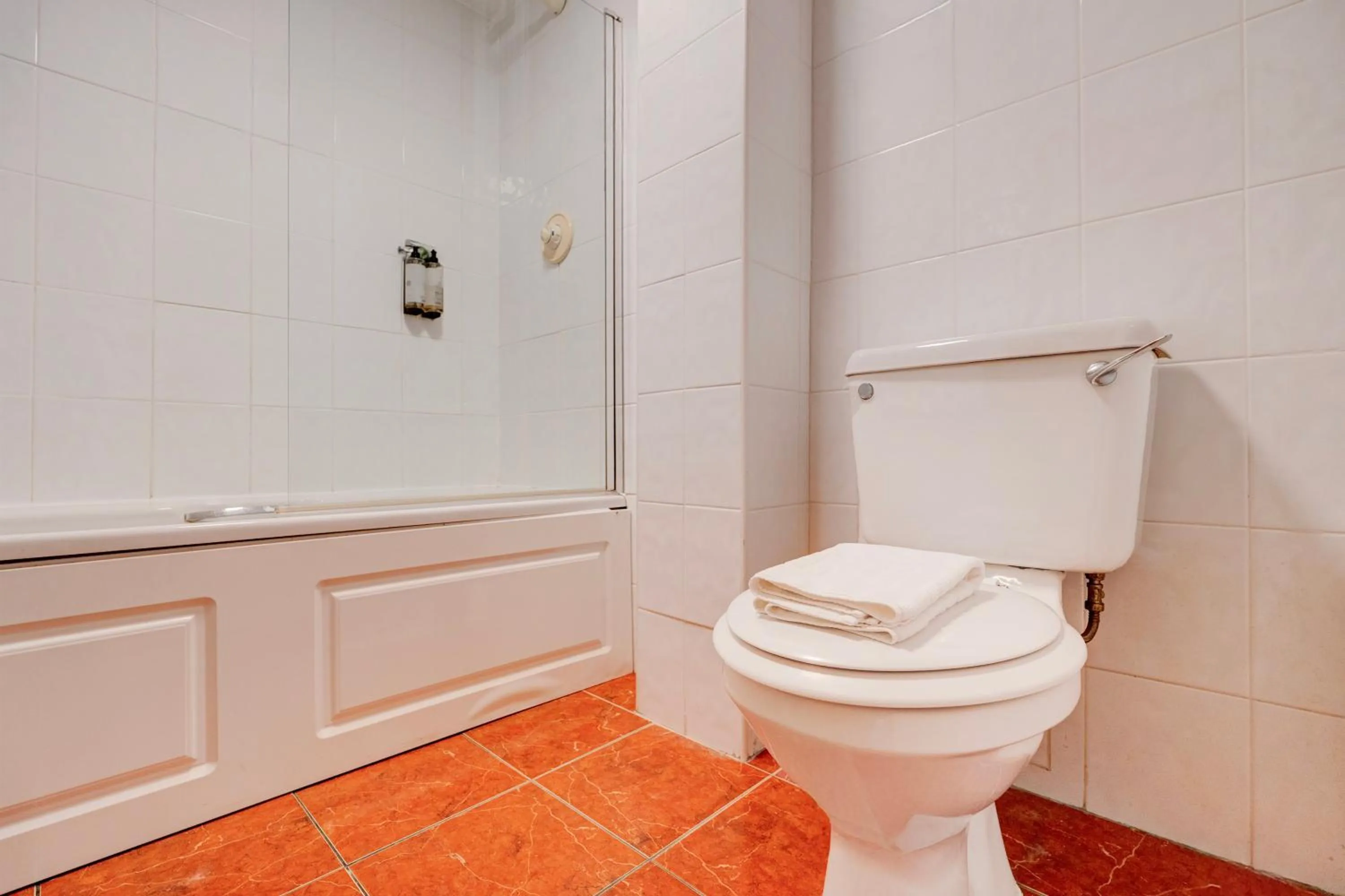 Bathroom in Liverpool Aigburth Hotel By Belvilla