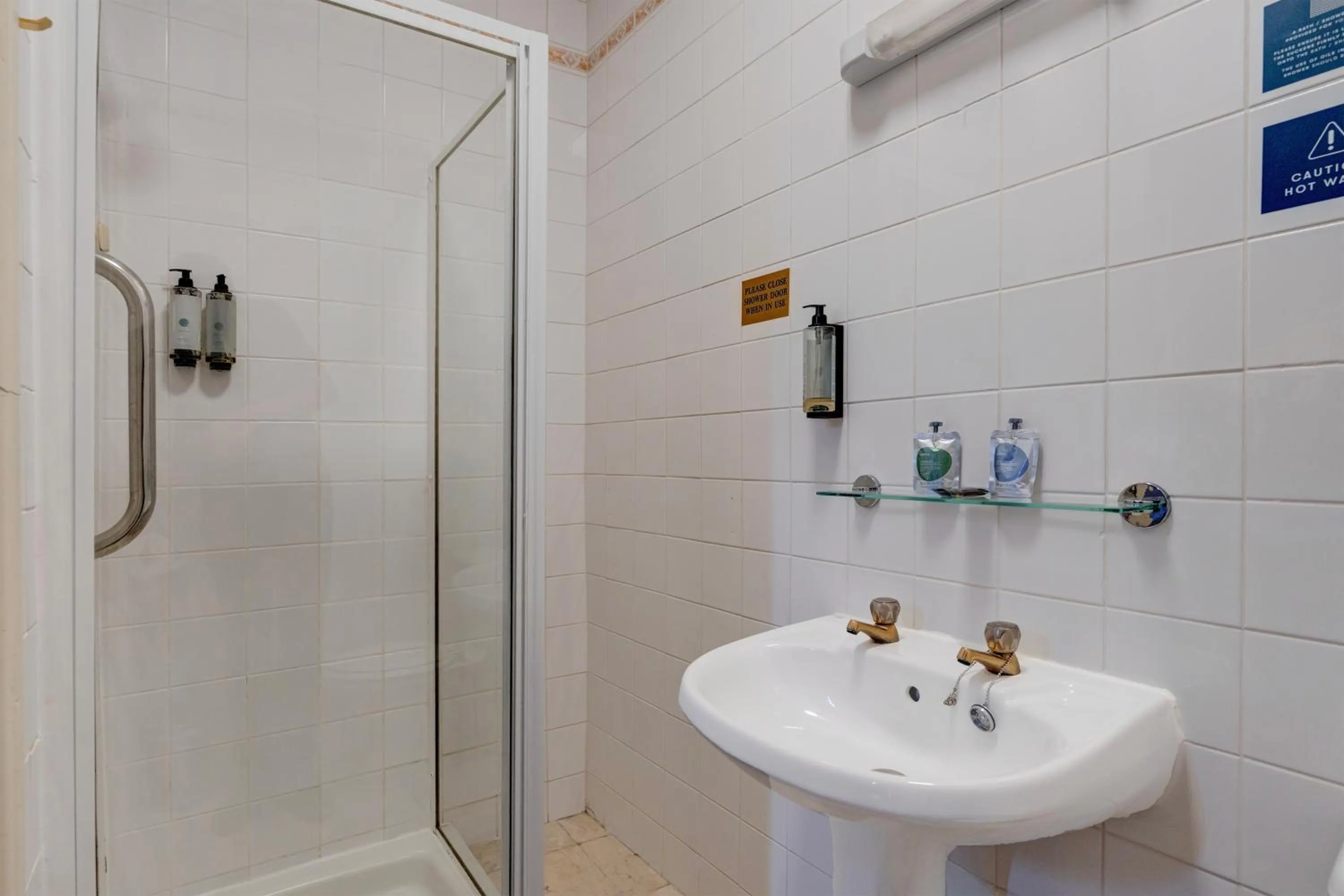 Bathroom in Liverpool Aigburth Hotel By Belvilla