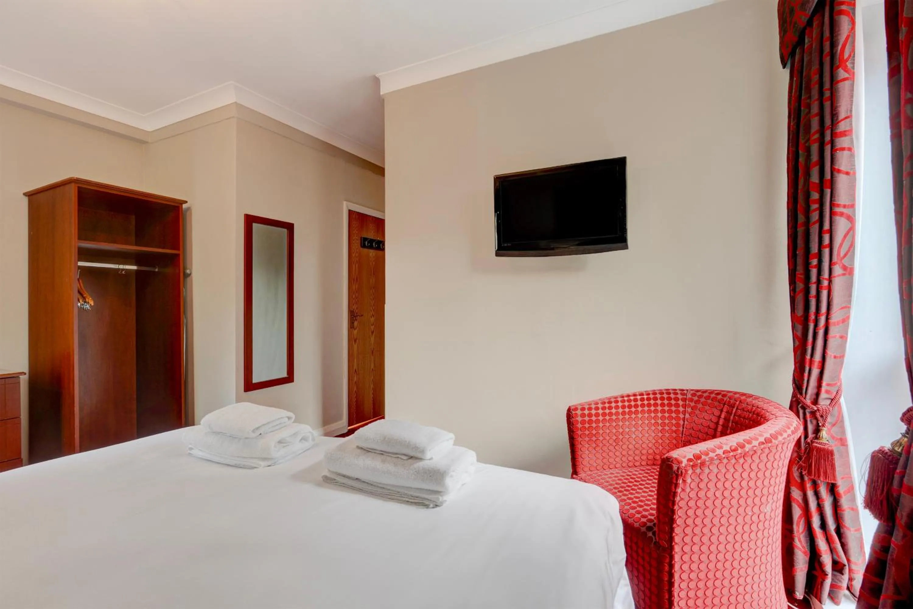 Bedroom, Bed in Liverpool Aigburth Hotel By Belvilla