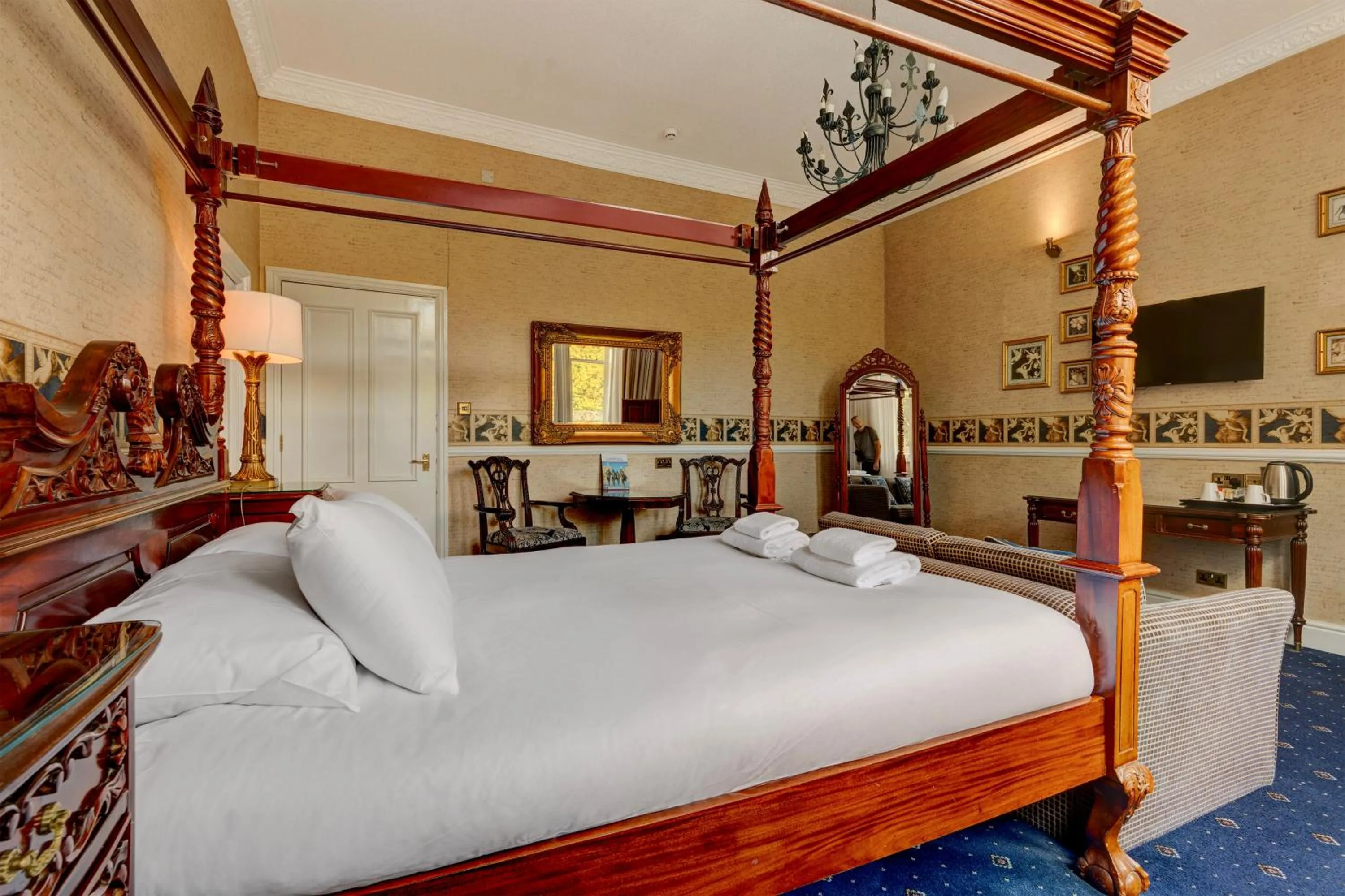 Bedroom, Bed in Liverpool Aigburth Hotel By Belvilla