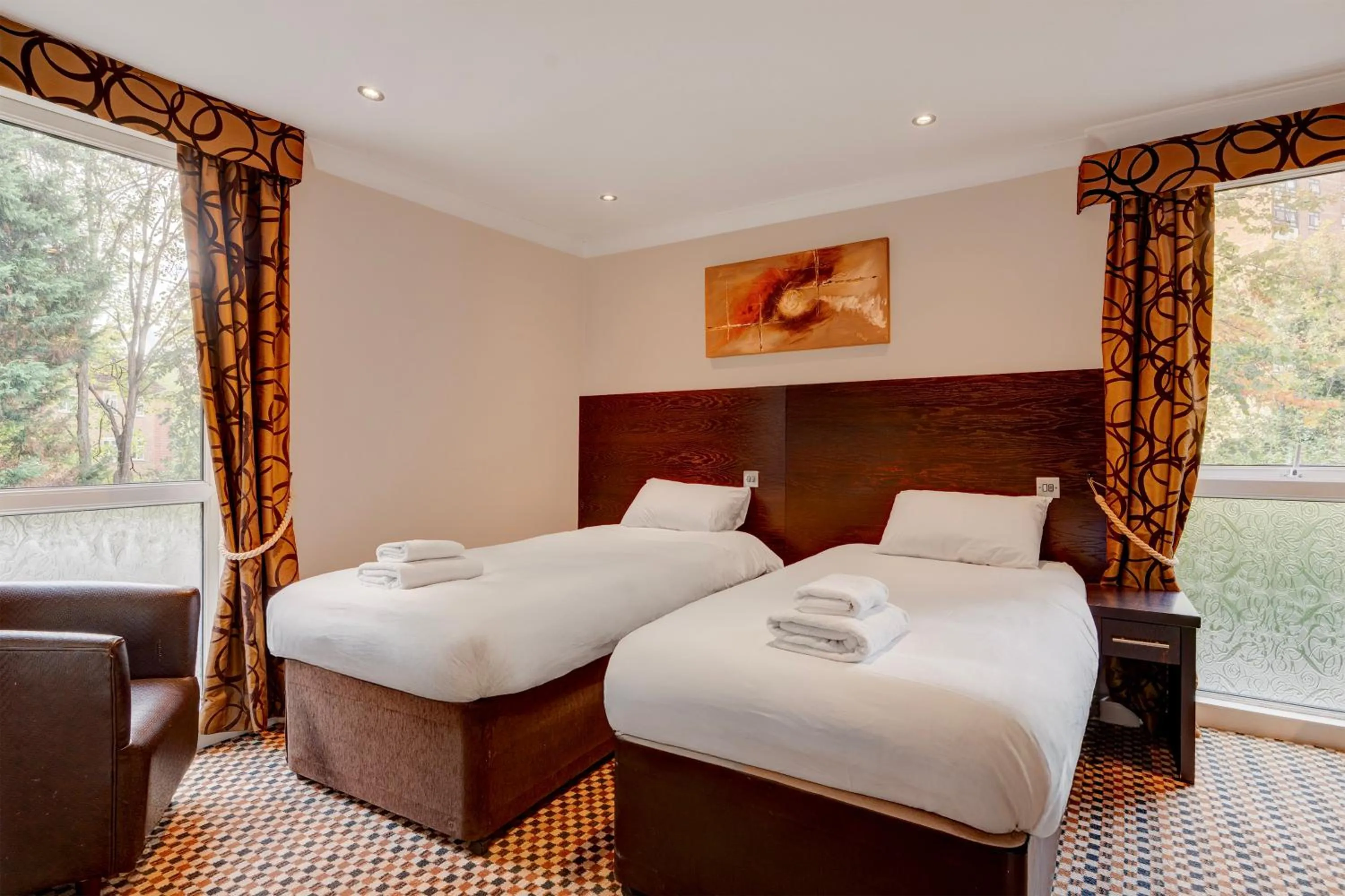 Bedroom, Bed in Liverpool Aigburth Hotel By Belvilla