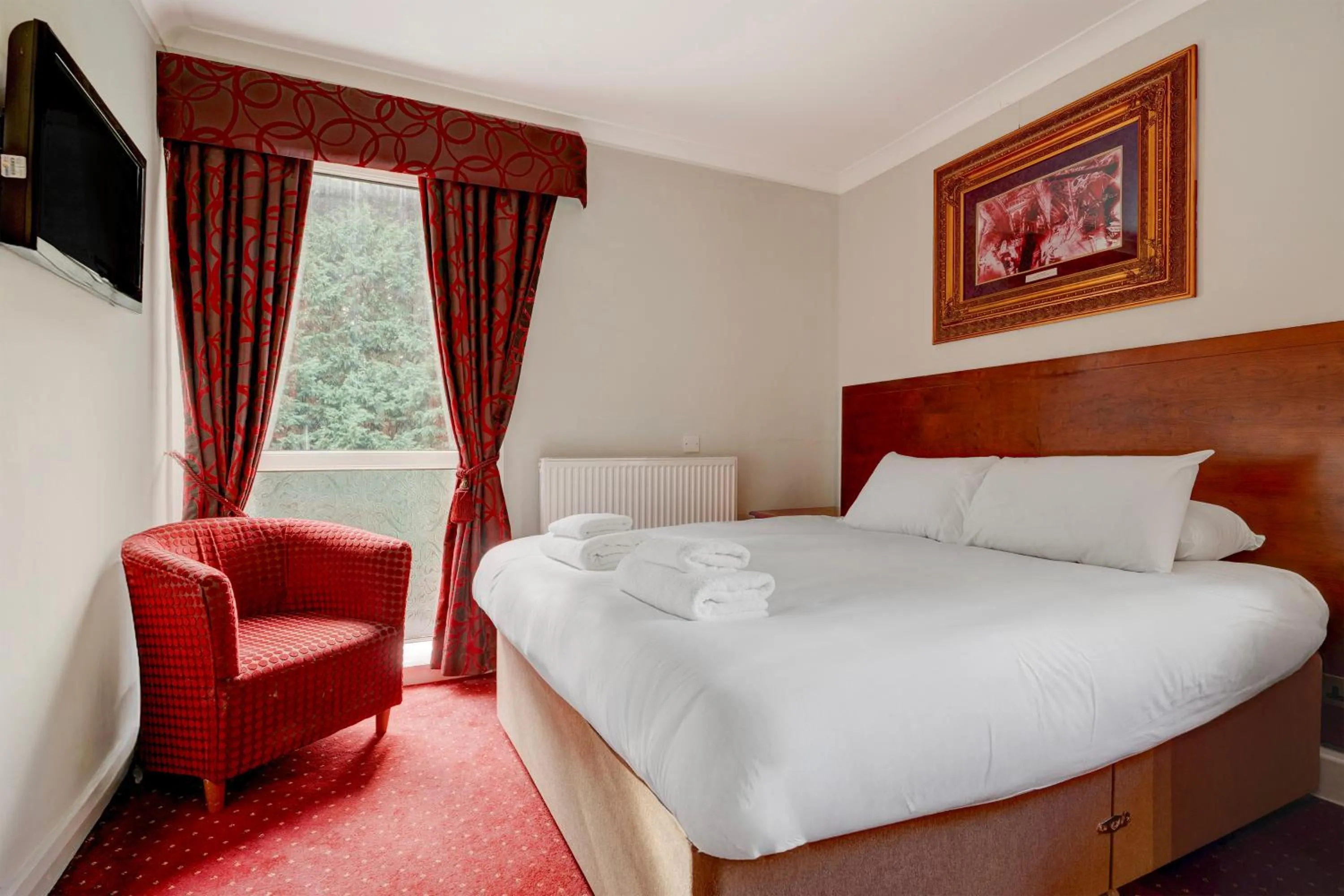 Bedroom, Bed in Liverpool Aigburth Hotel By Belvilla