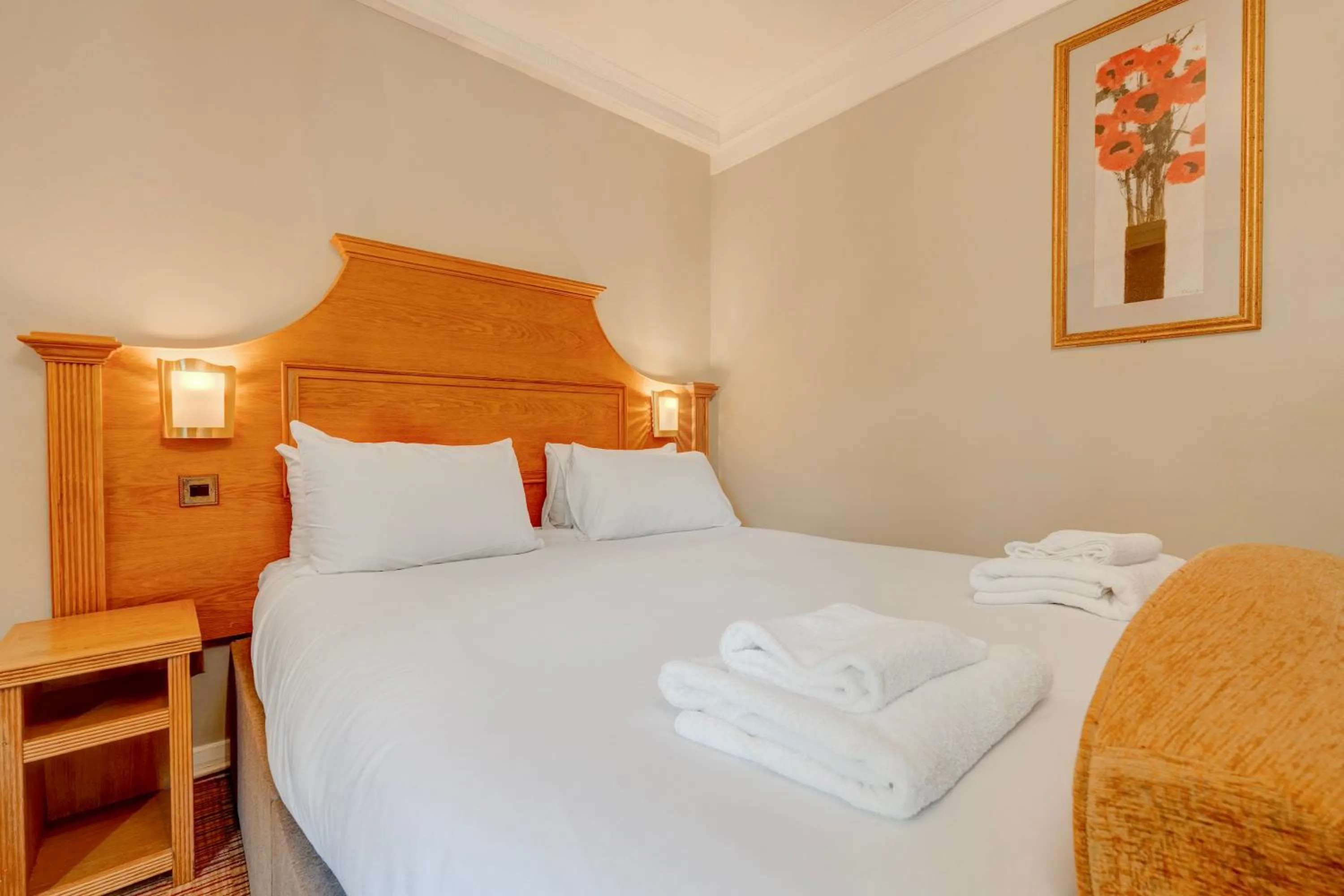 Bedroom, Bed in Liverpool Aigburth Hotel By Belvilla