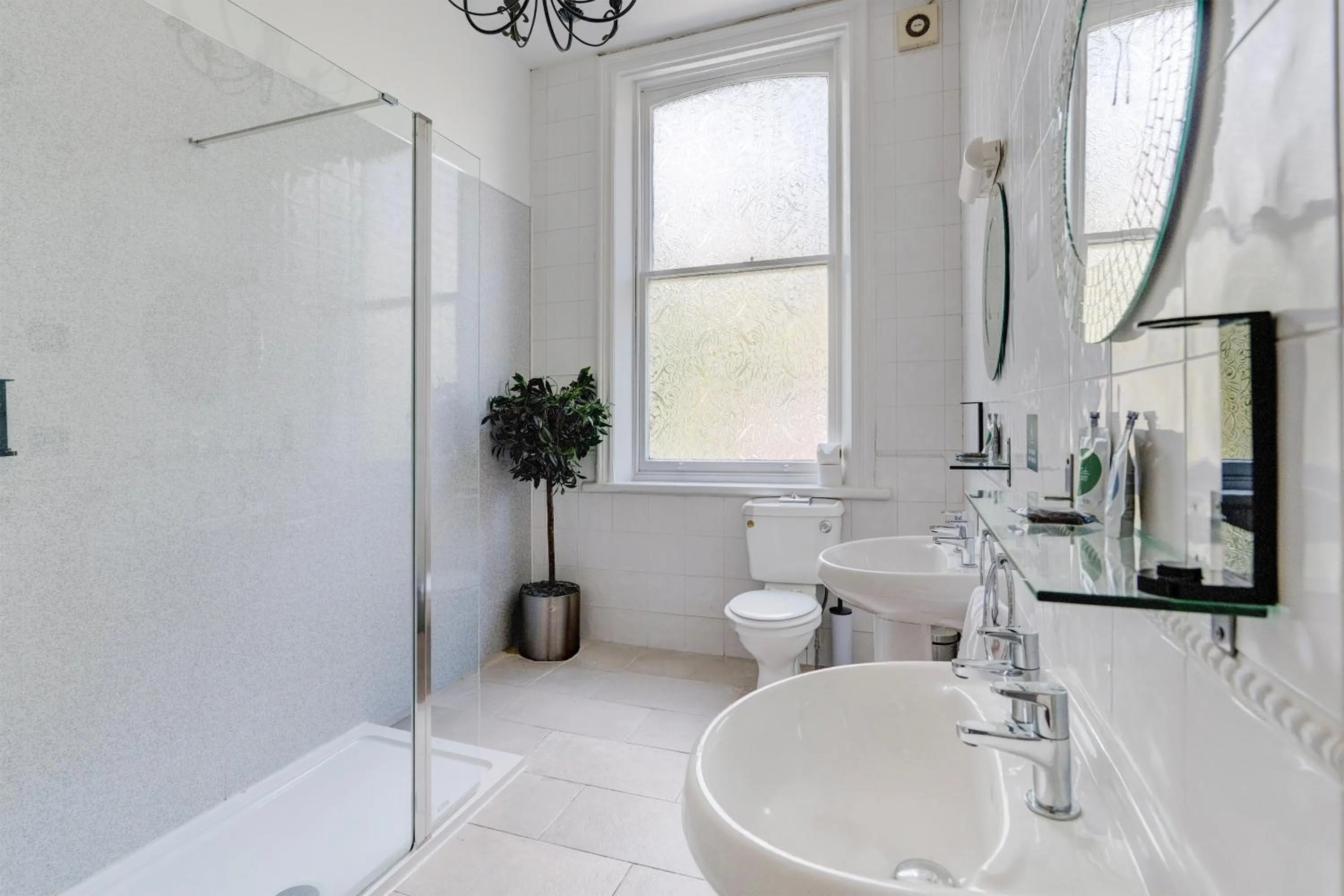 Bathroom in Liverpool Aigburth Hotel By Belvilla