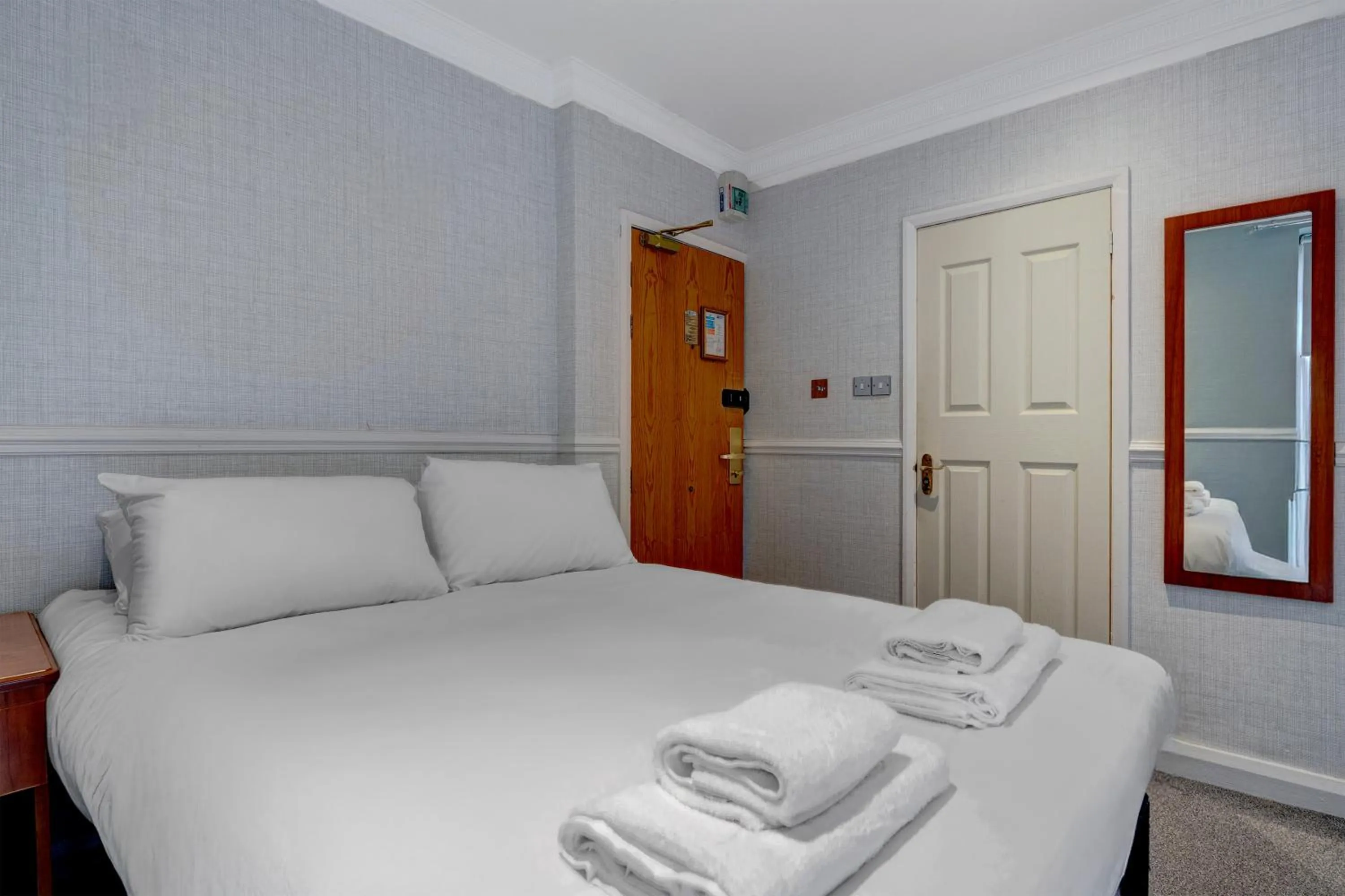 Bedroom, Bed in Liverpool Aigburth Hotel By Belvilla