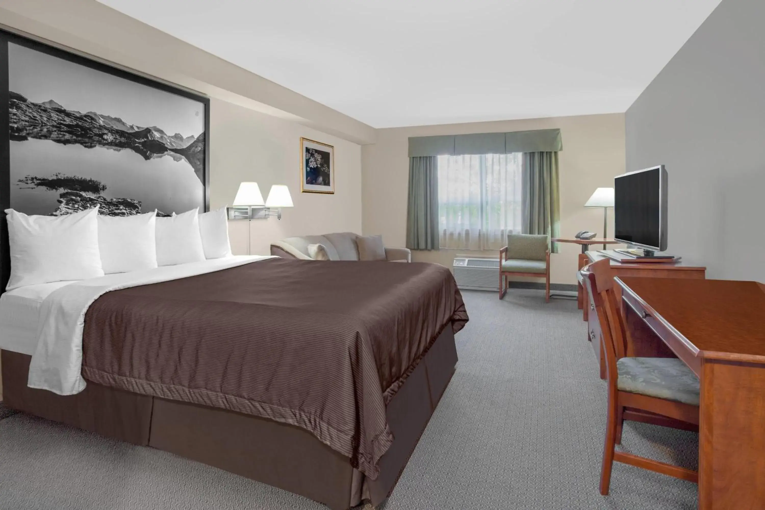 Queen Suite - Non-Smoking in Super 8 by Wyndham Sault Ste Marie On Queen Suite - Non-Smoking in Super 8 by Wyndham Sault Ste Marie On