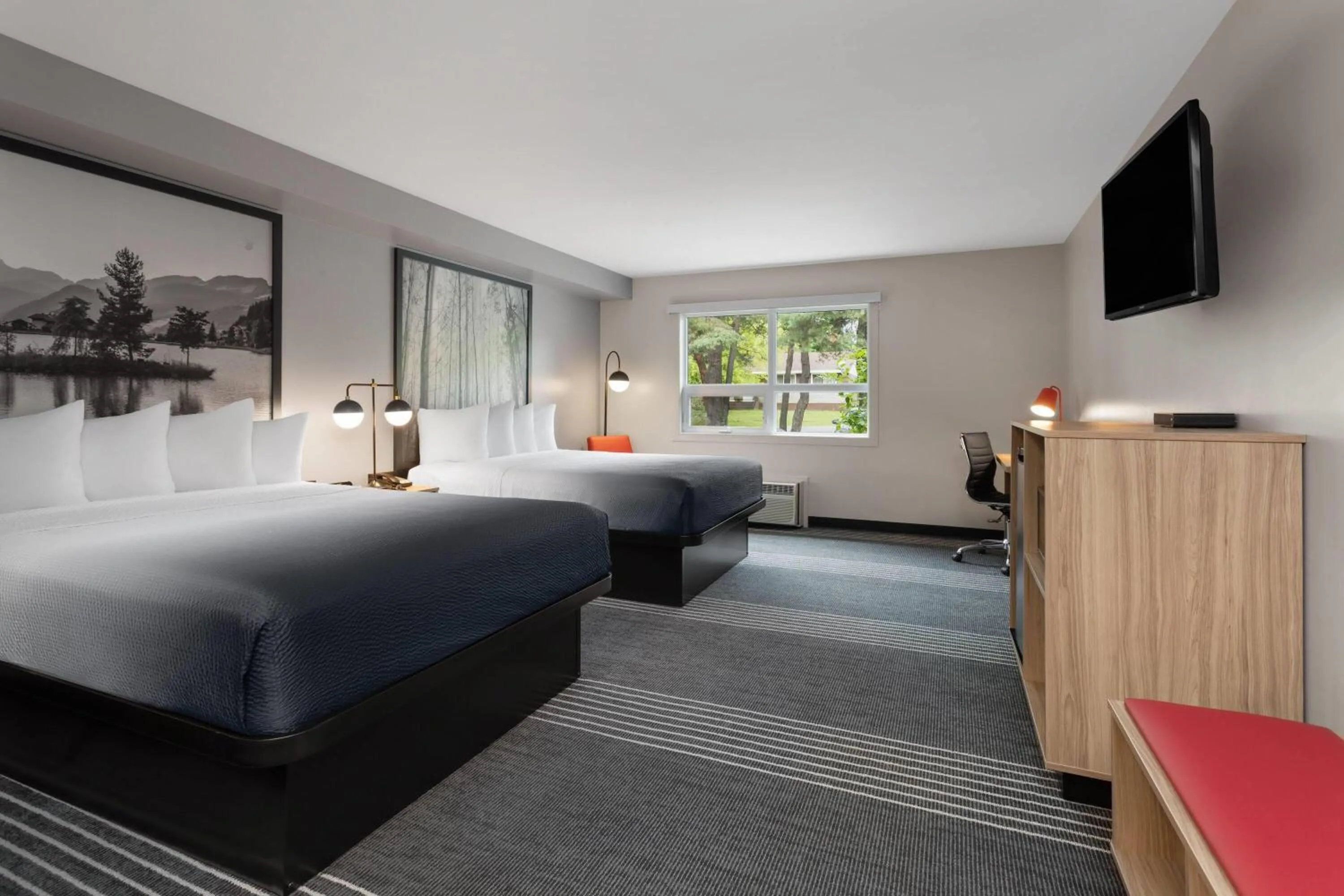 Photo of the whole room, Bed in Super 8 by Wyndham Sault Ste Marie On