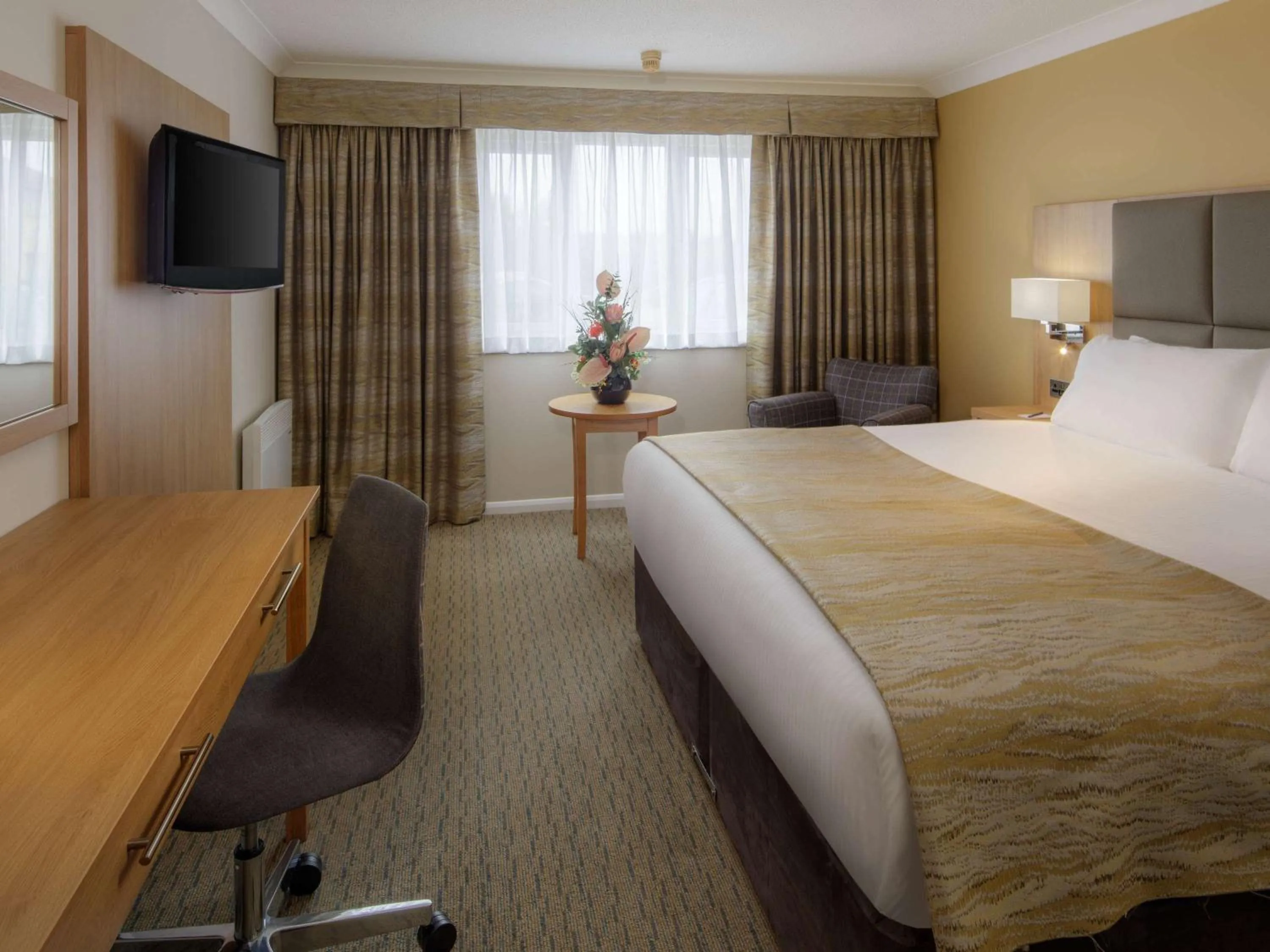 Property building, TV/Entertainment Center in Mercure Hatfield Oak Hotel