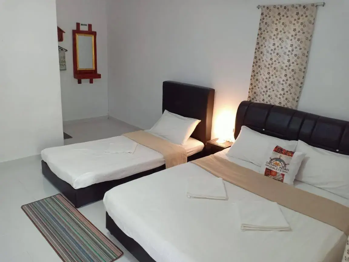 Triple Room in Chenang Indah Chalets Triple Room in Chenang Indah Chalets