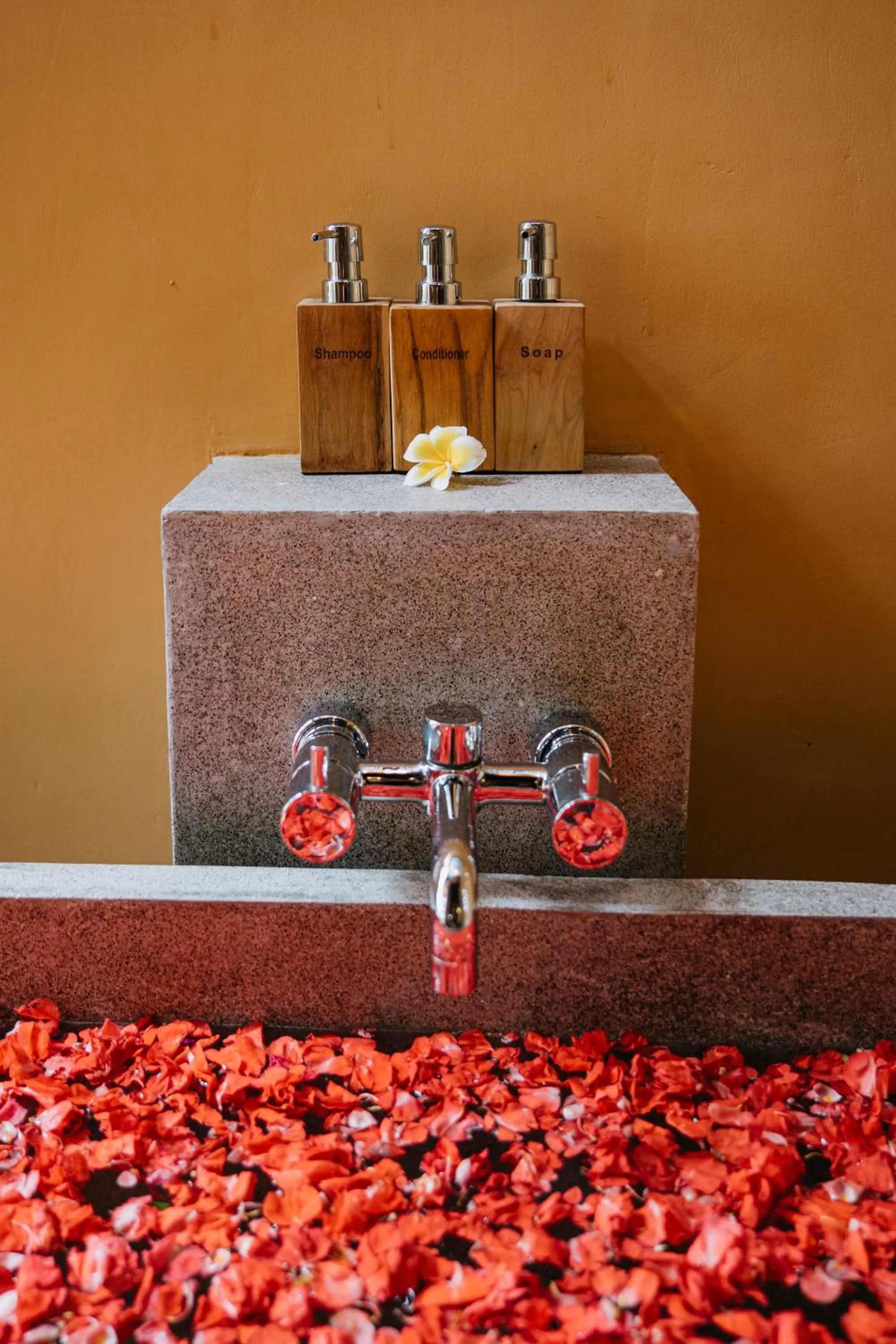 Bath in Samkhya Villas - Free 1x Floating Breakfast or Minibar