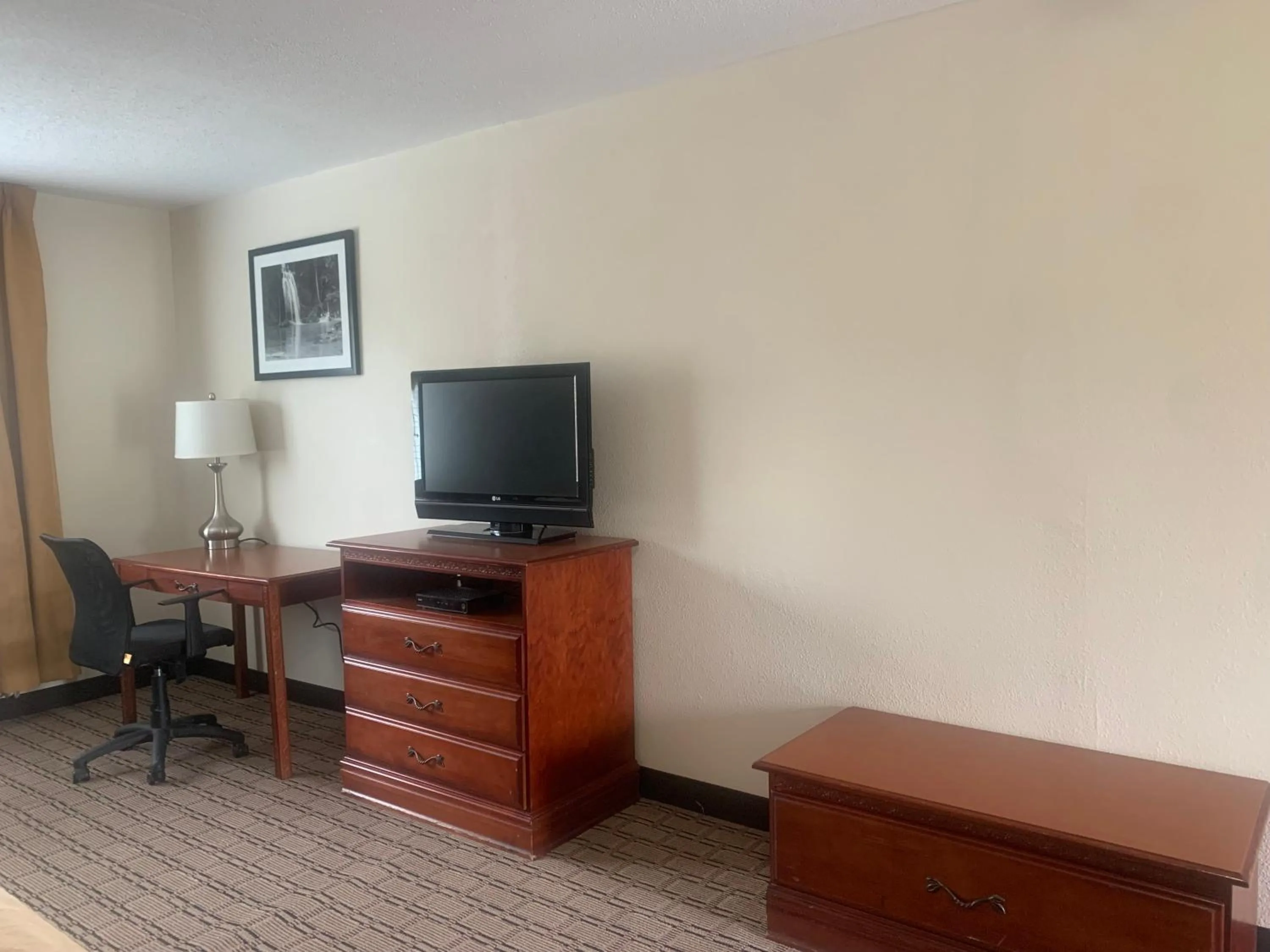 TV and multimedia in River Valley Inn