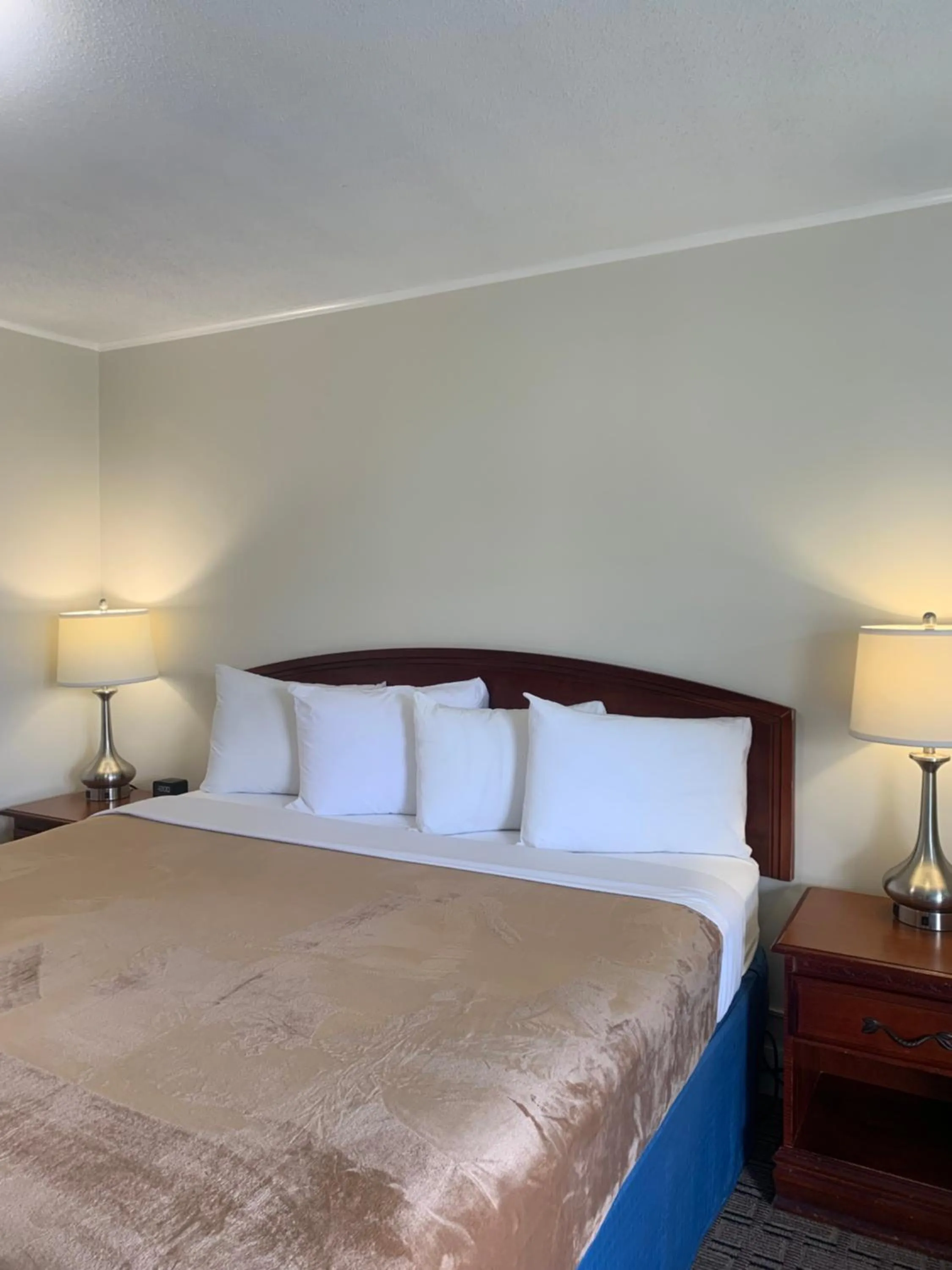 Bed in River Valley Inn