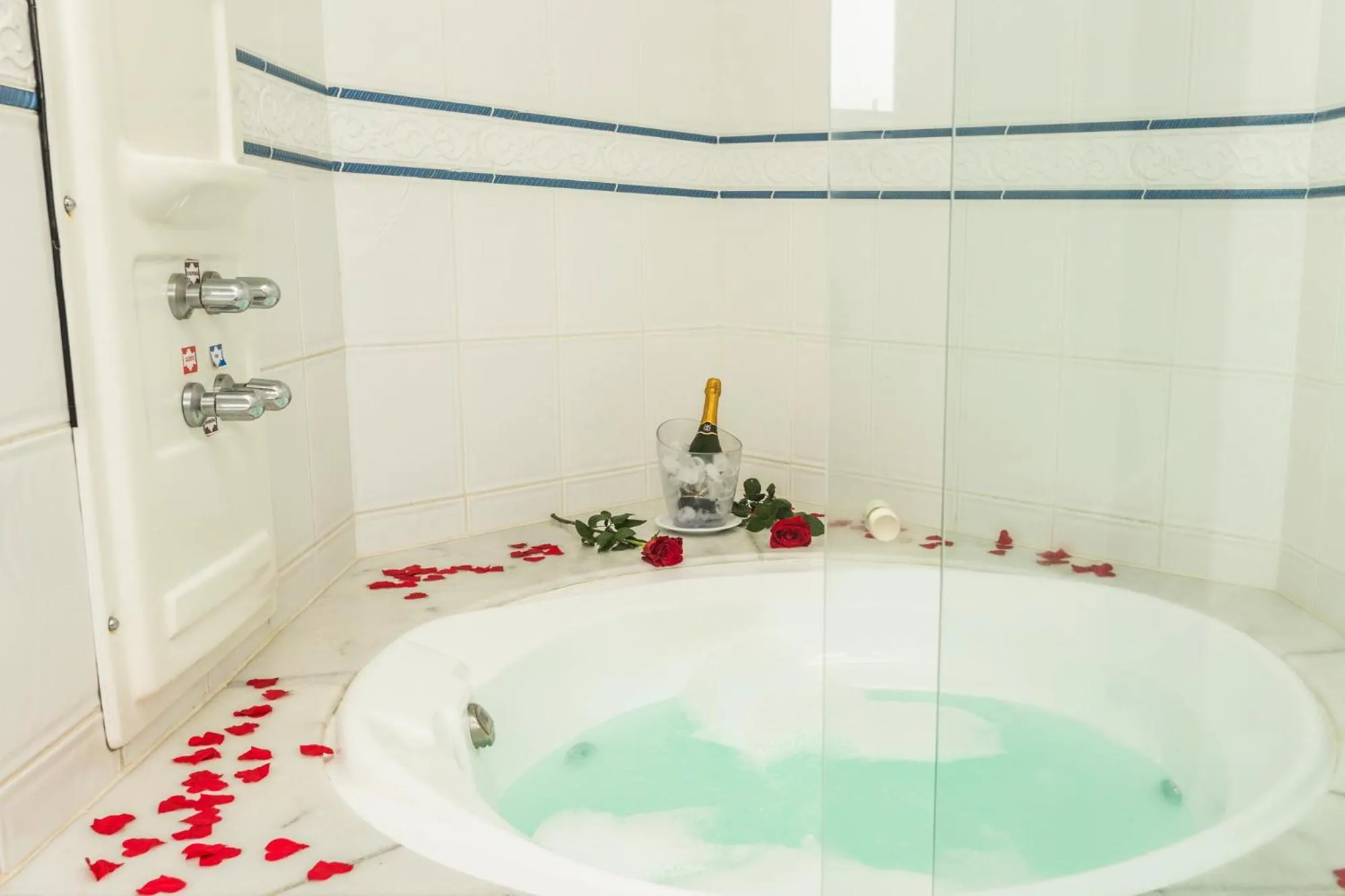 Hot Tub in Hotel Villa Michelon