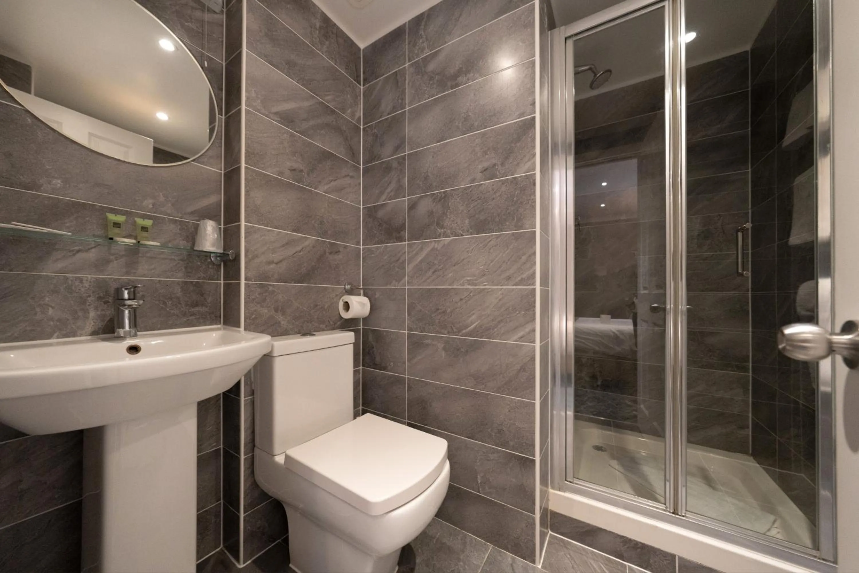 Bathroom in Park Avenue Bayswater Inn Hyde Park