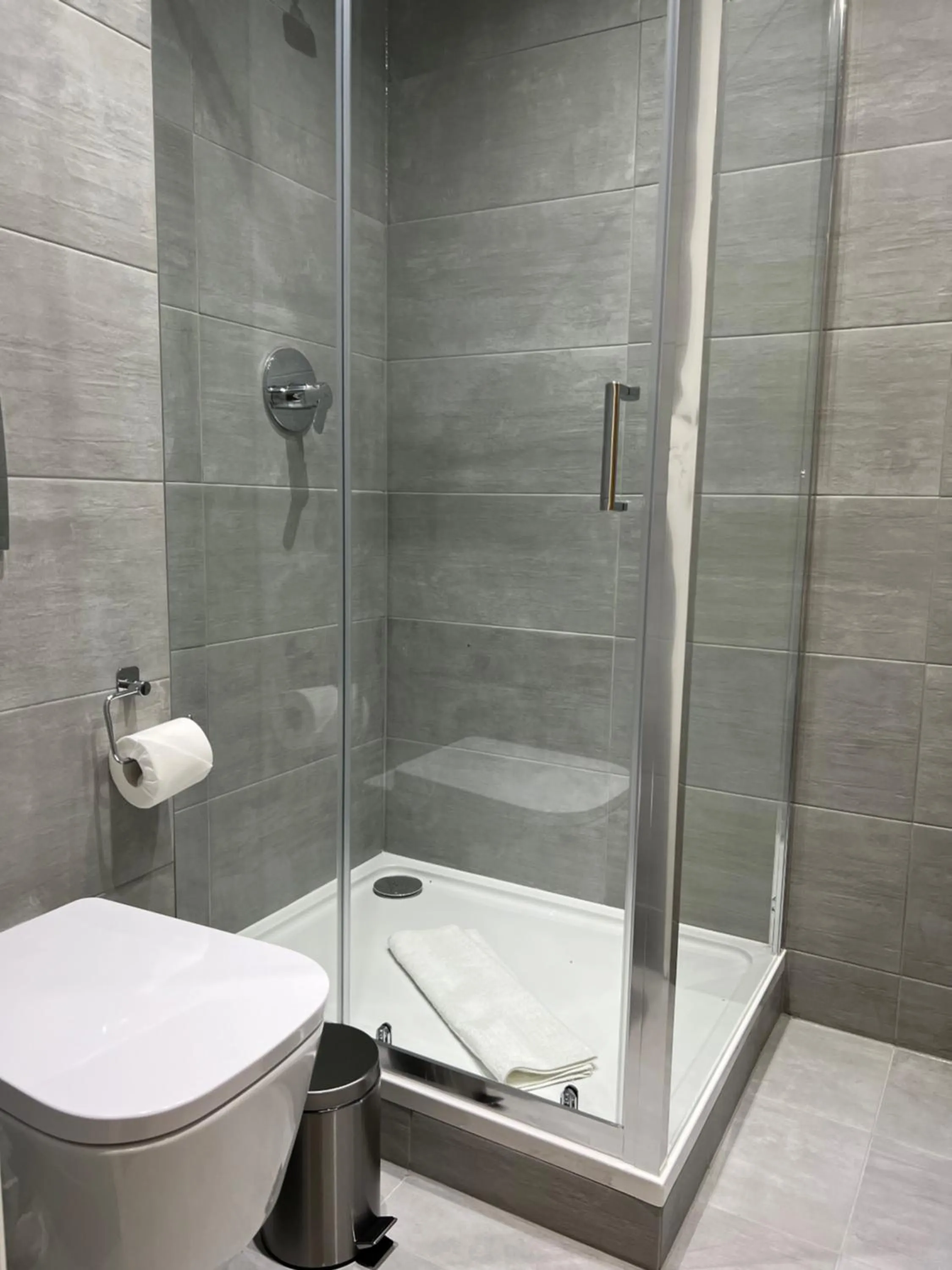 Toilet in Park Avenue Bayswater Inn Hyde Park