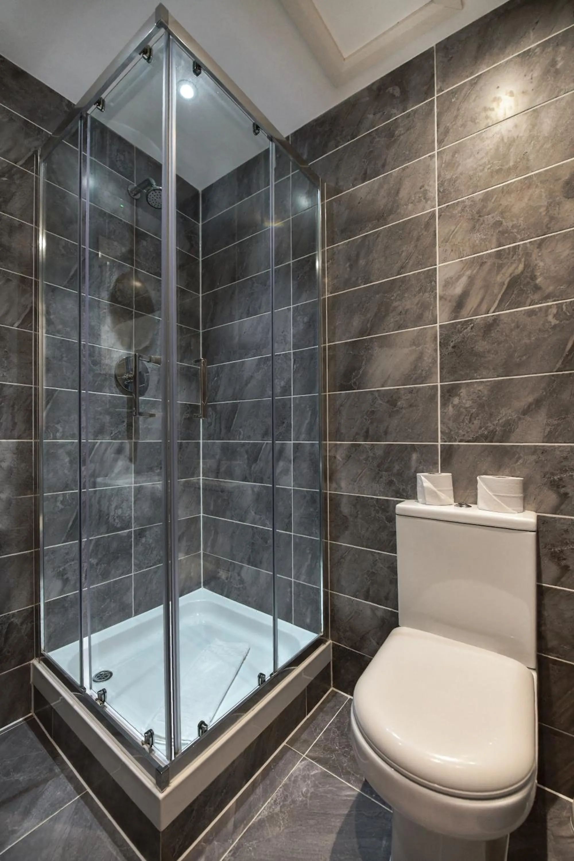 Shower in Park Avenue Bayswater Inn Hyde Park