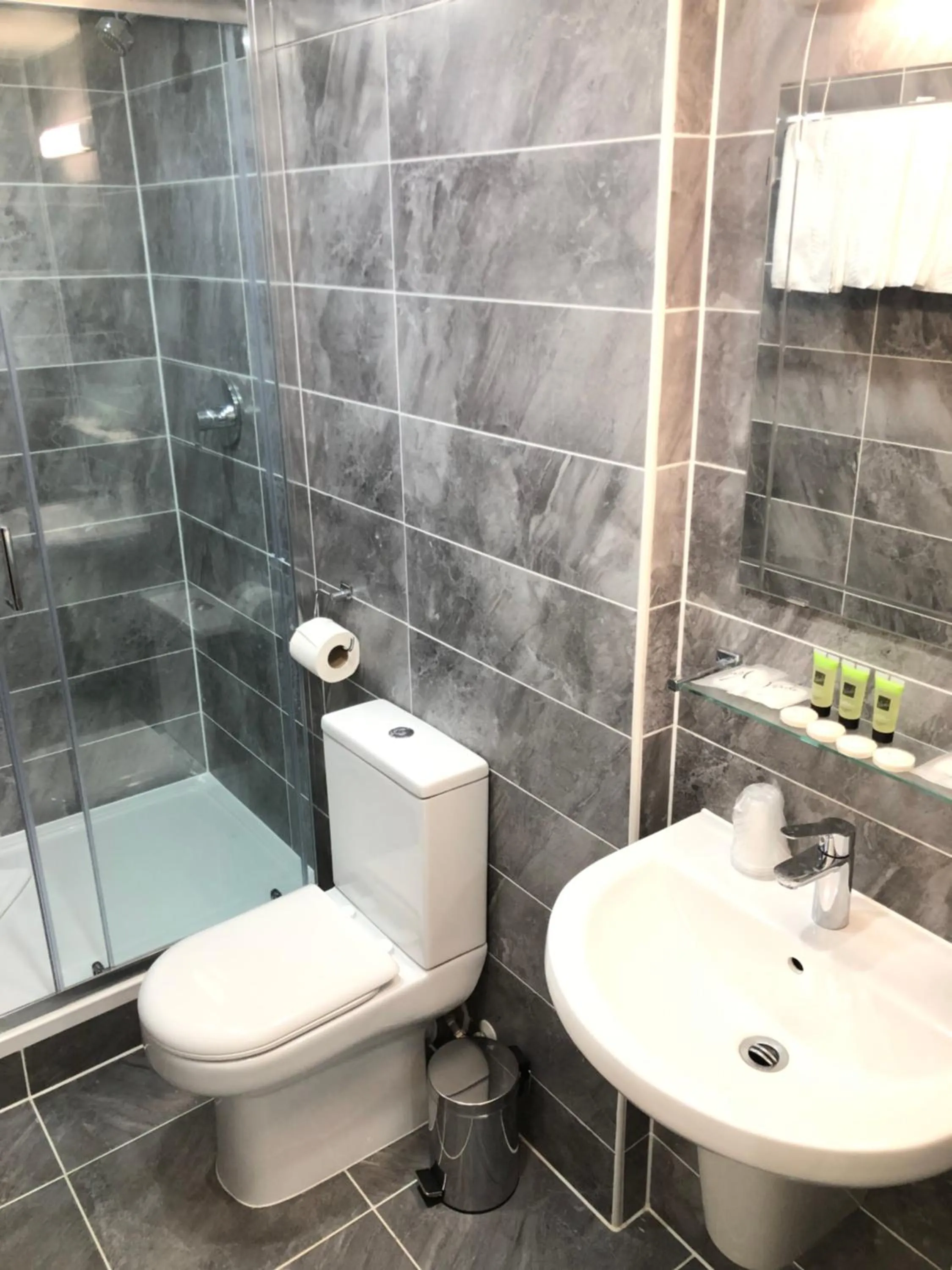 Bathroom in Park Avenue Bayswater Inn Hyde Park