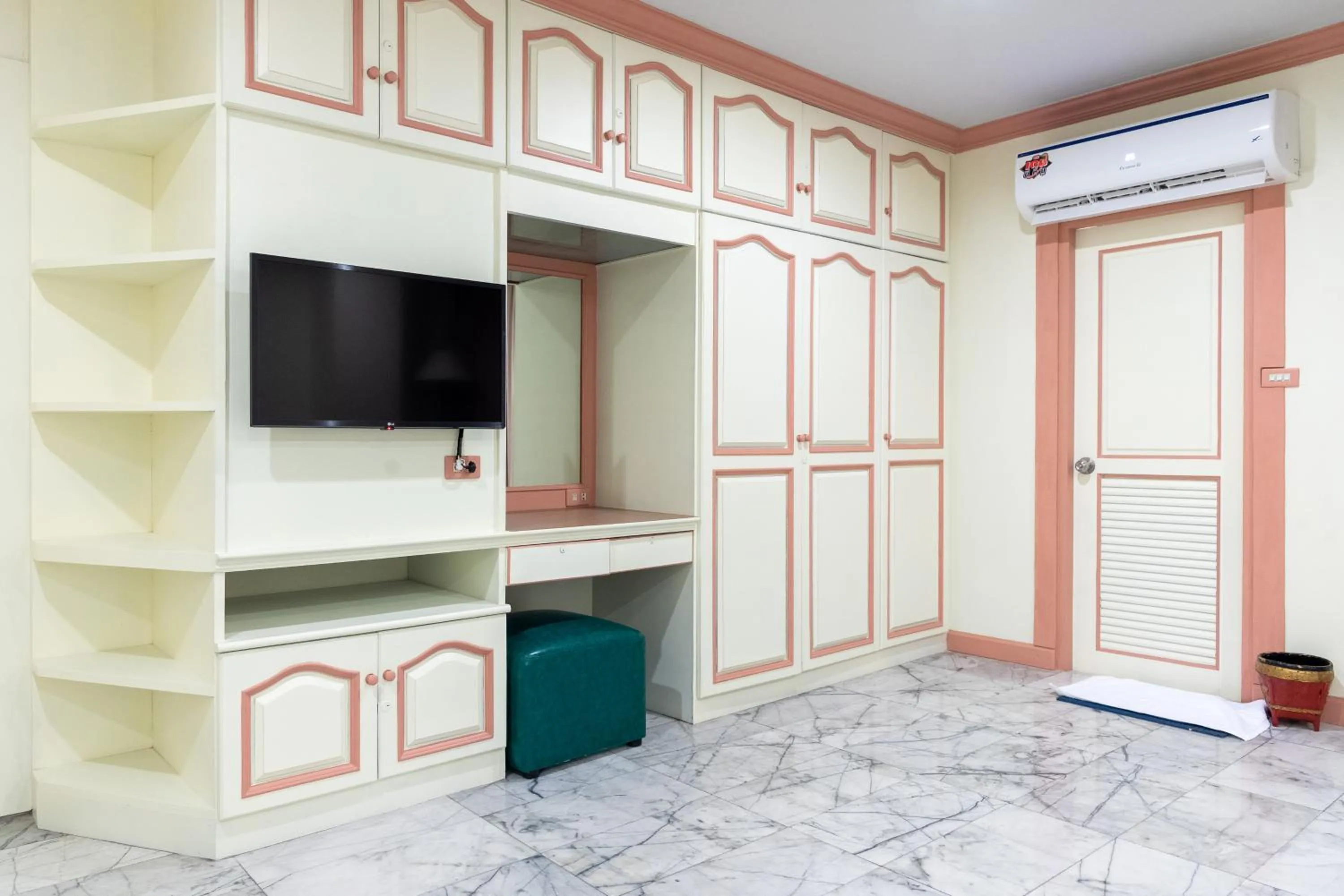 wardrobe in 75 Paradise Lane Managed by Loft Group