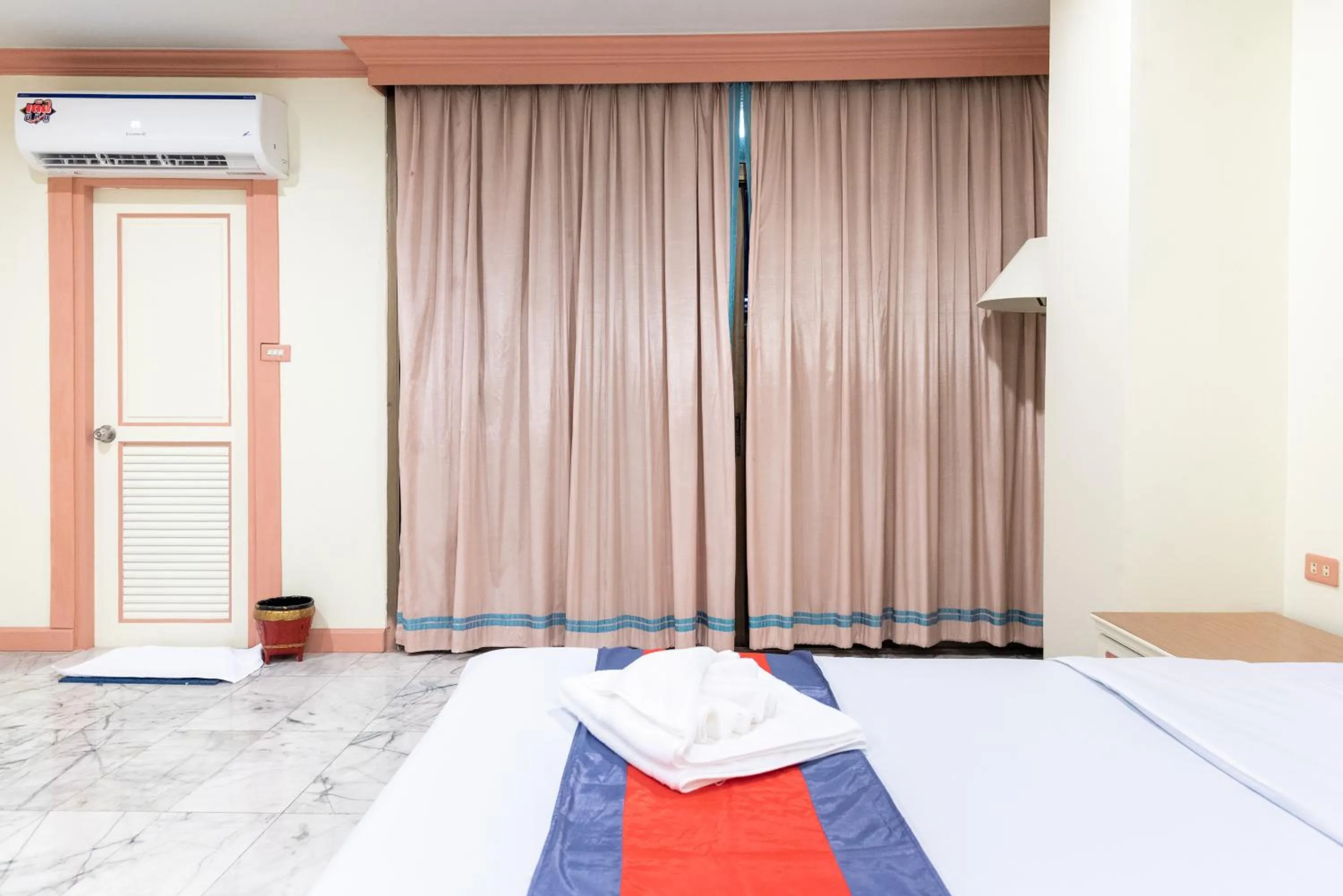 Bedroom, Bed in 75 Paradise Lane Managed by Loft Group