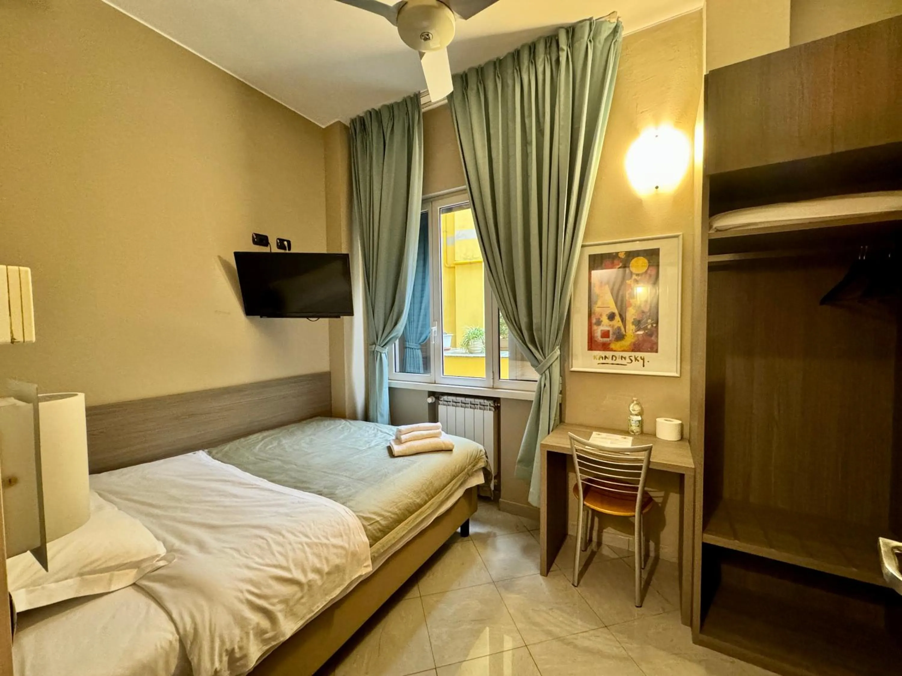 Bedroom, Bed in Hotel Parma