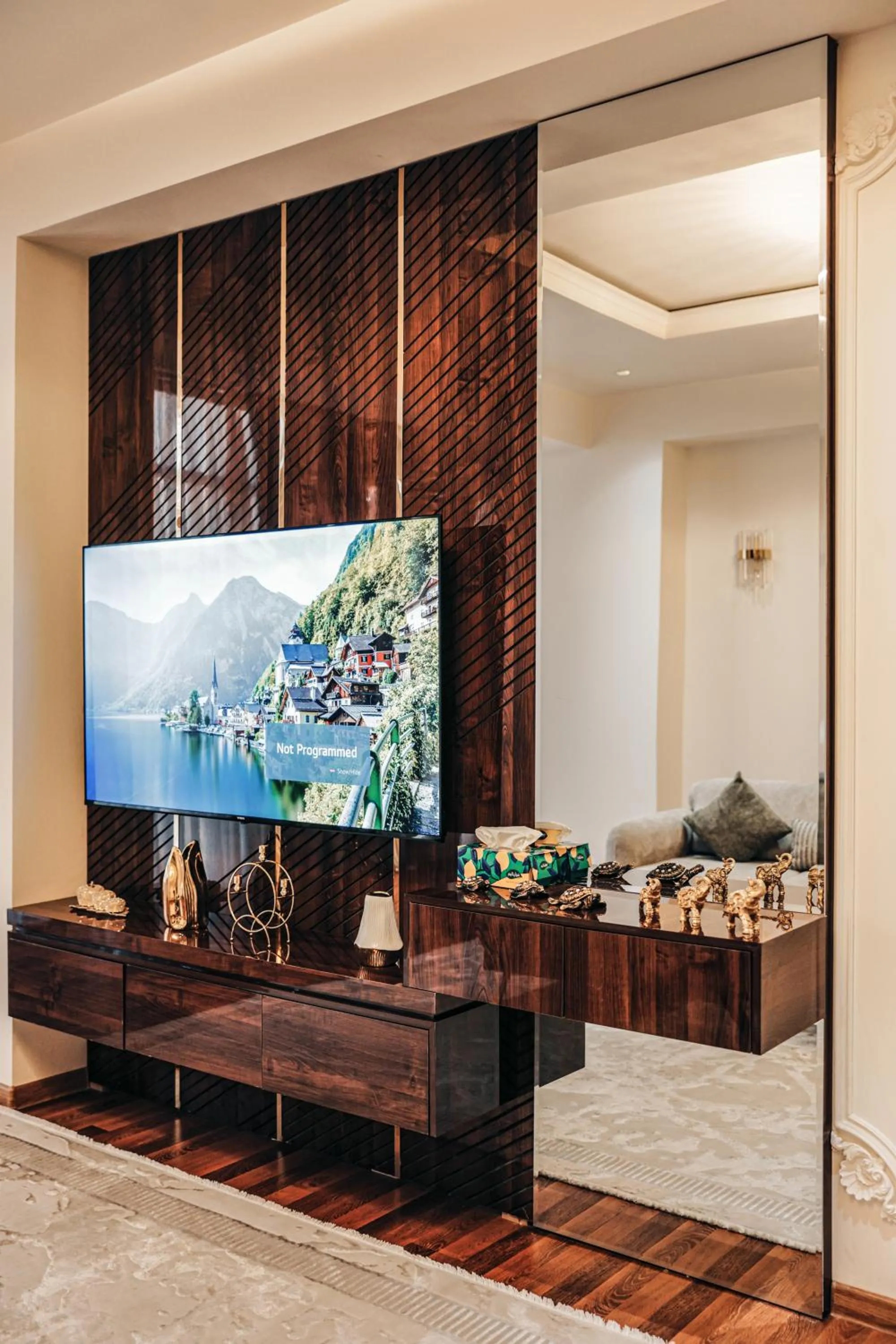 Communal lounge/ TV room in KANGURT Grand Hotel