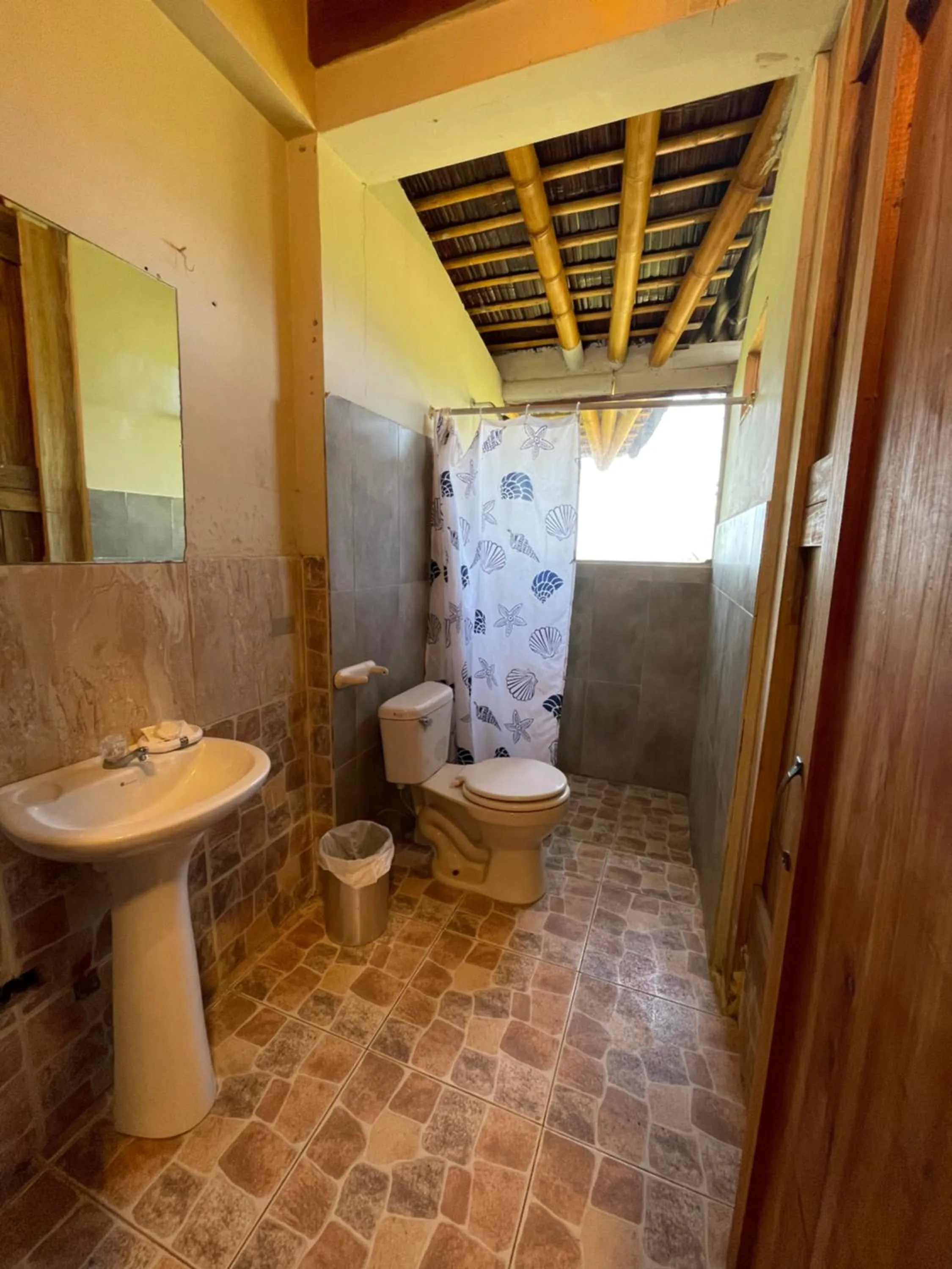 Shower in Punta Hills Montanita