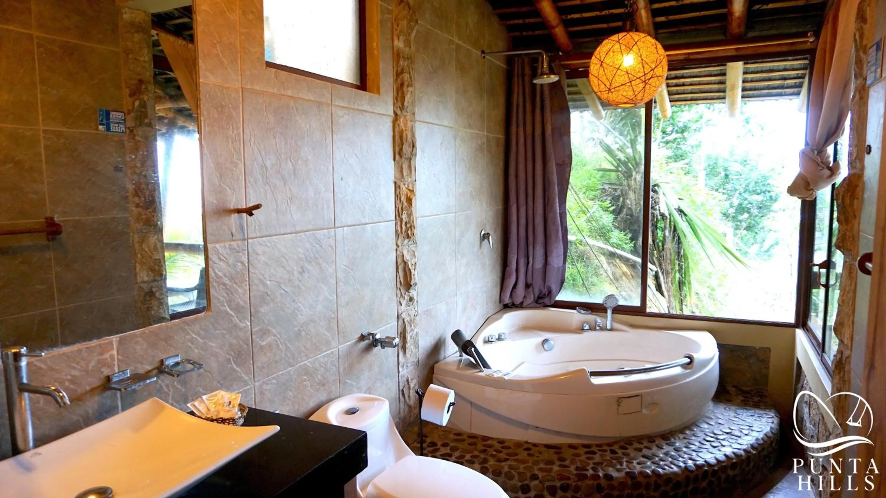 Shower in Punta Hills Montanita