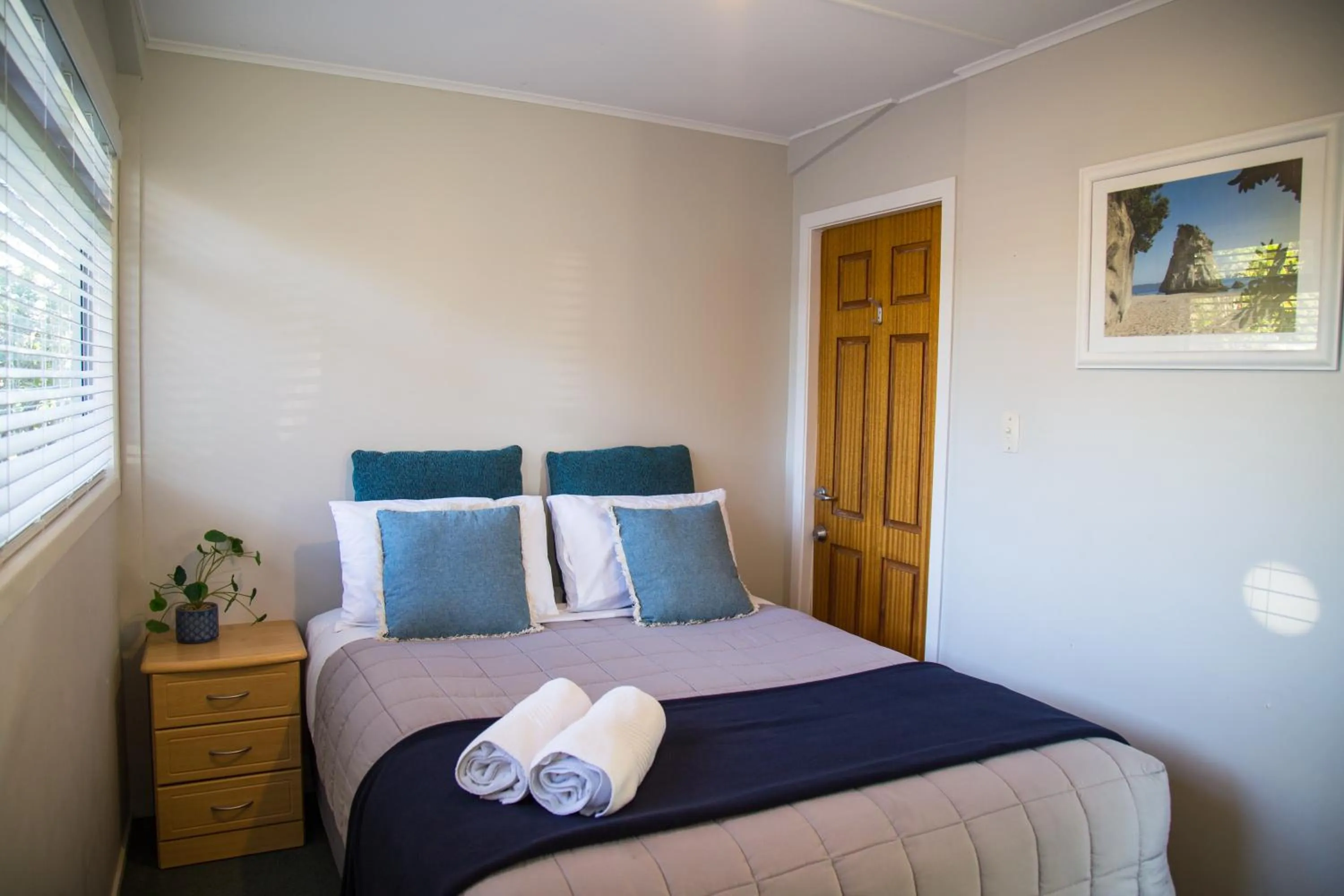 Bedroom, Bed in Hahei Beach Resort