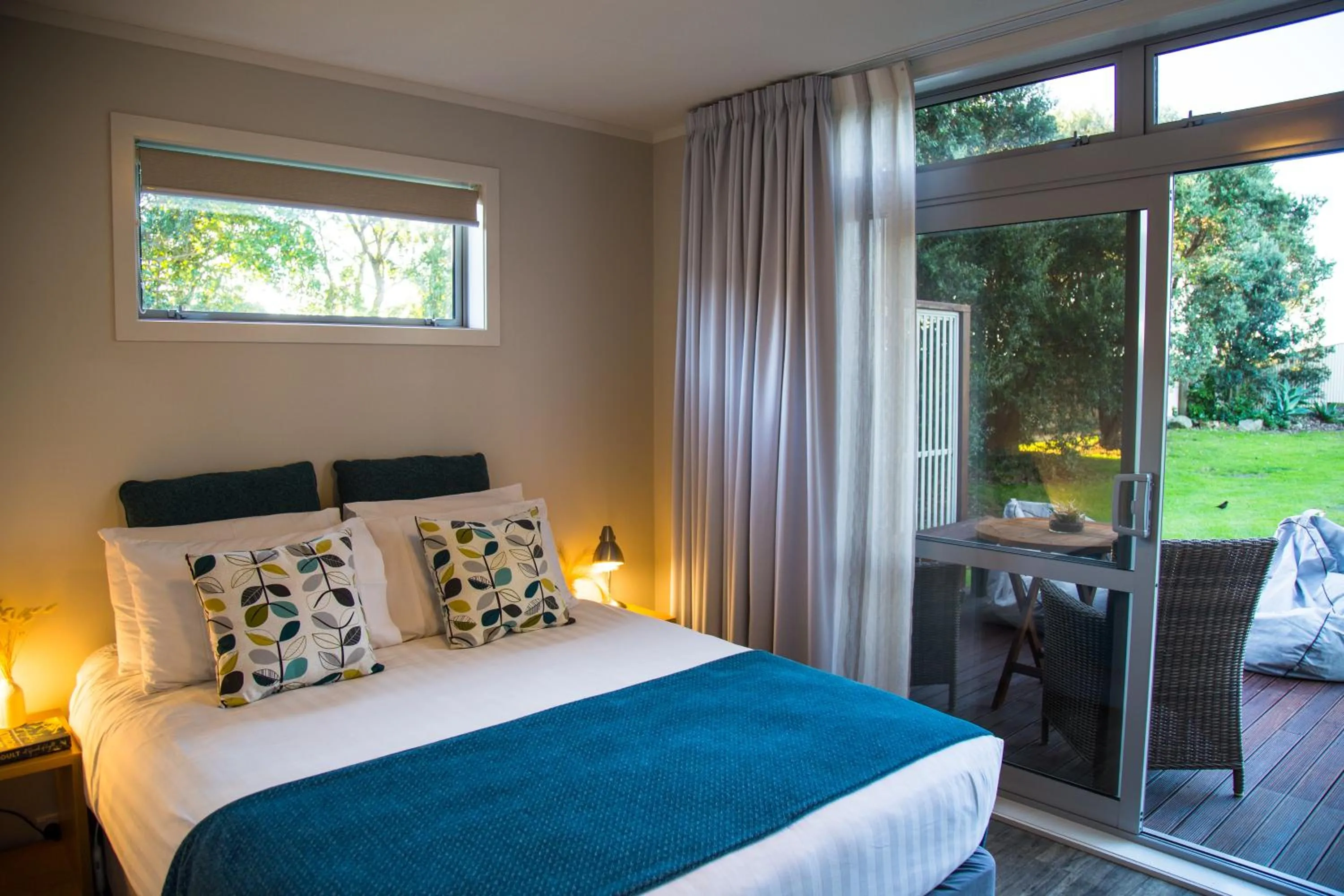 Patio, Bed in Hahei Beach Resort