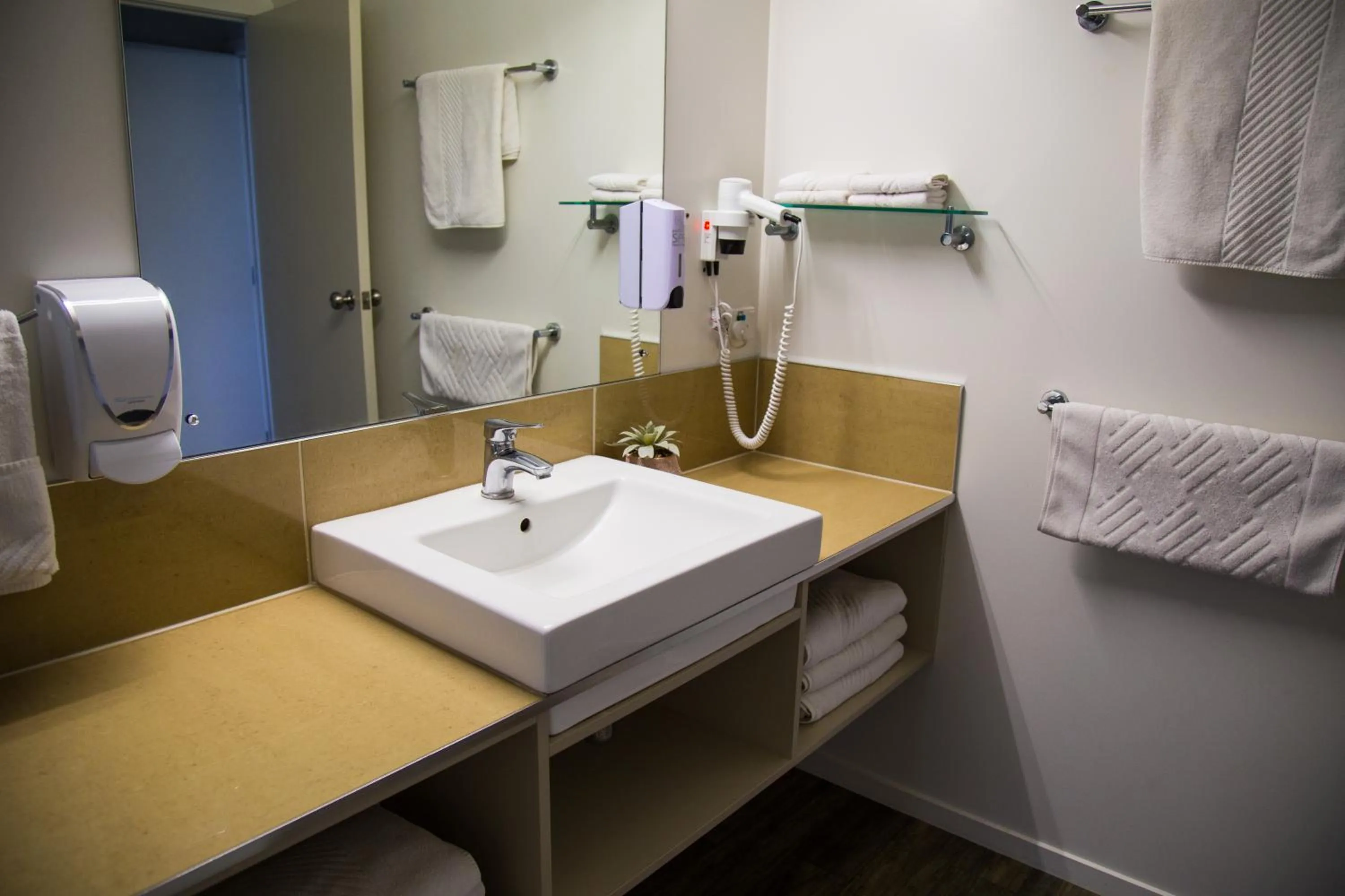 Bathroom in Hahei Beach Resort