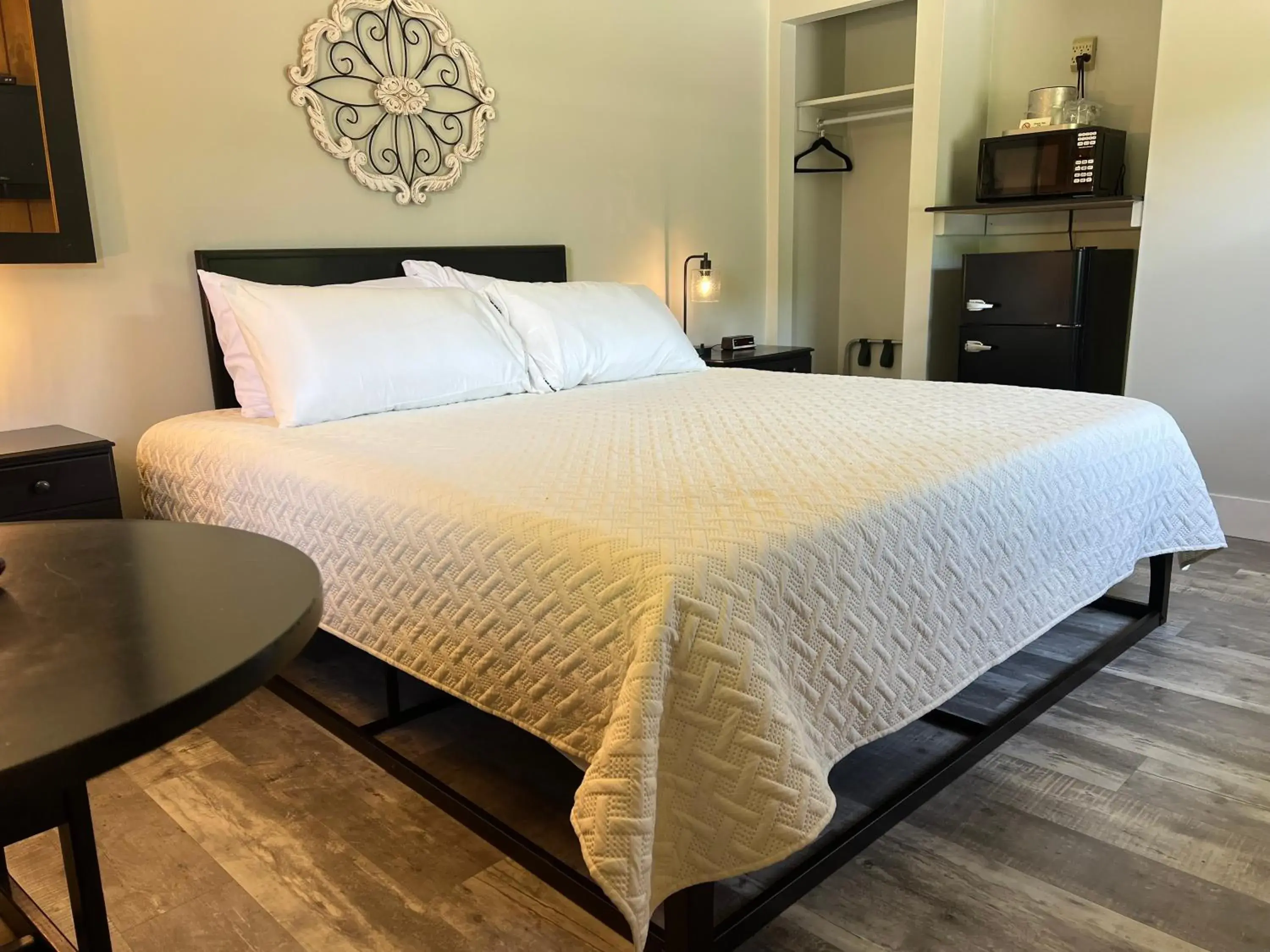 King Room in Colton Point Motel King Room in Colton Point Motel