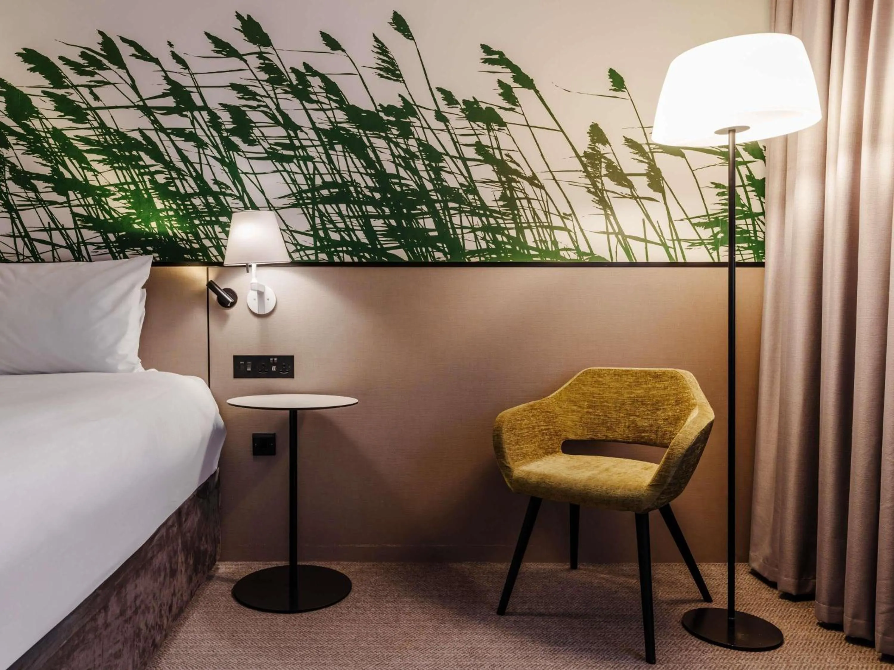 Bedroom, Bed in Mercure Daventry Court Hotel