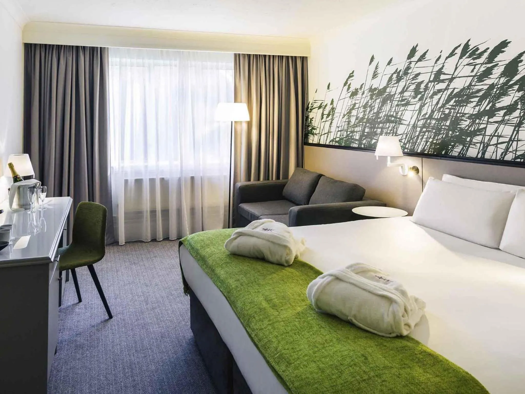 Bedroom, Bed in Mercure Daventry Court Hotel