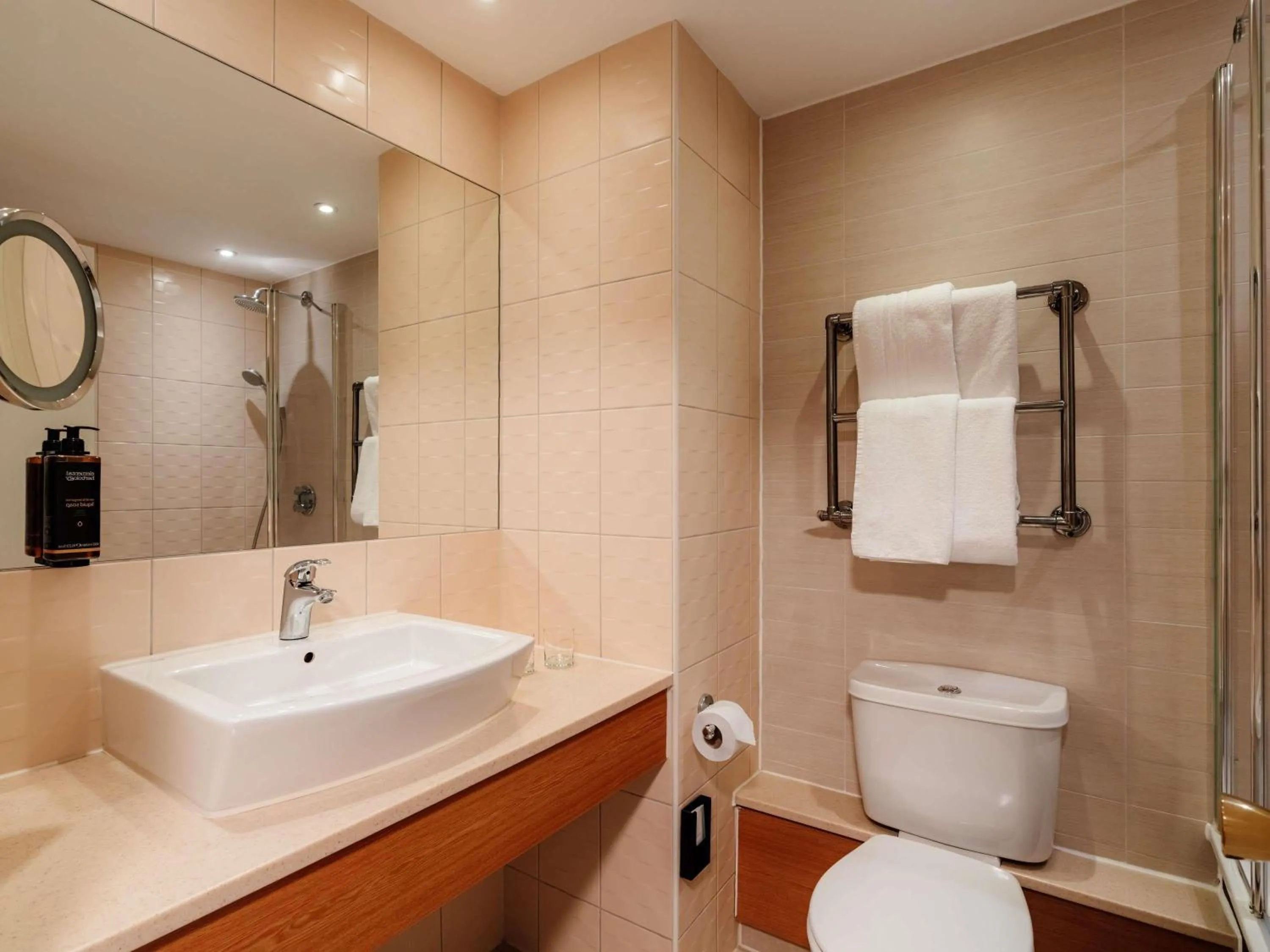 Bedroom in Mercure Daventry Court Hotel