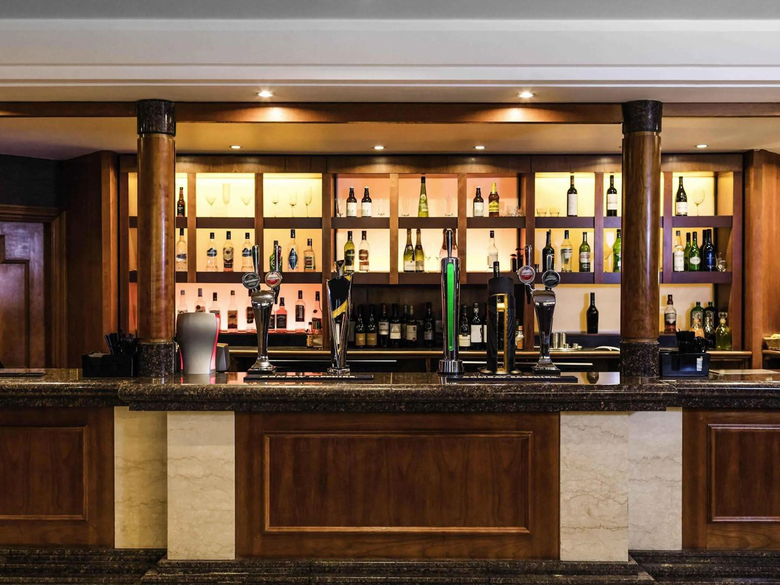 Lounge or bar in Mercure Daventry Court Hotel