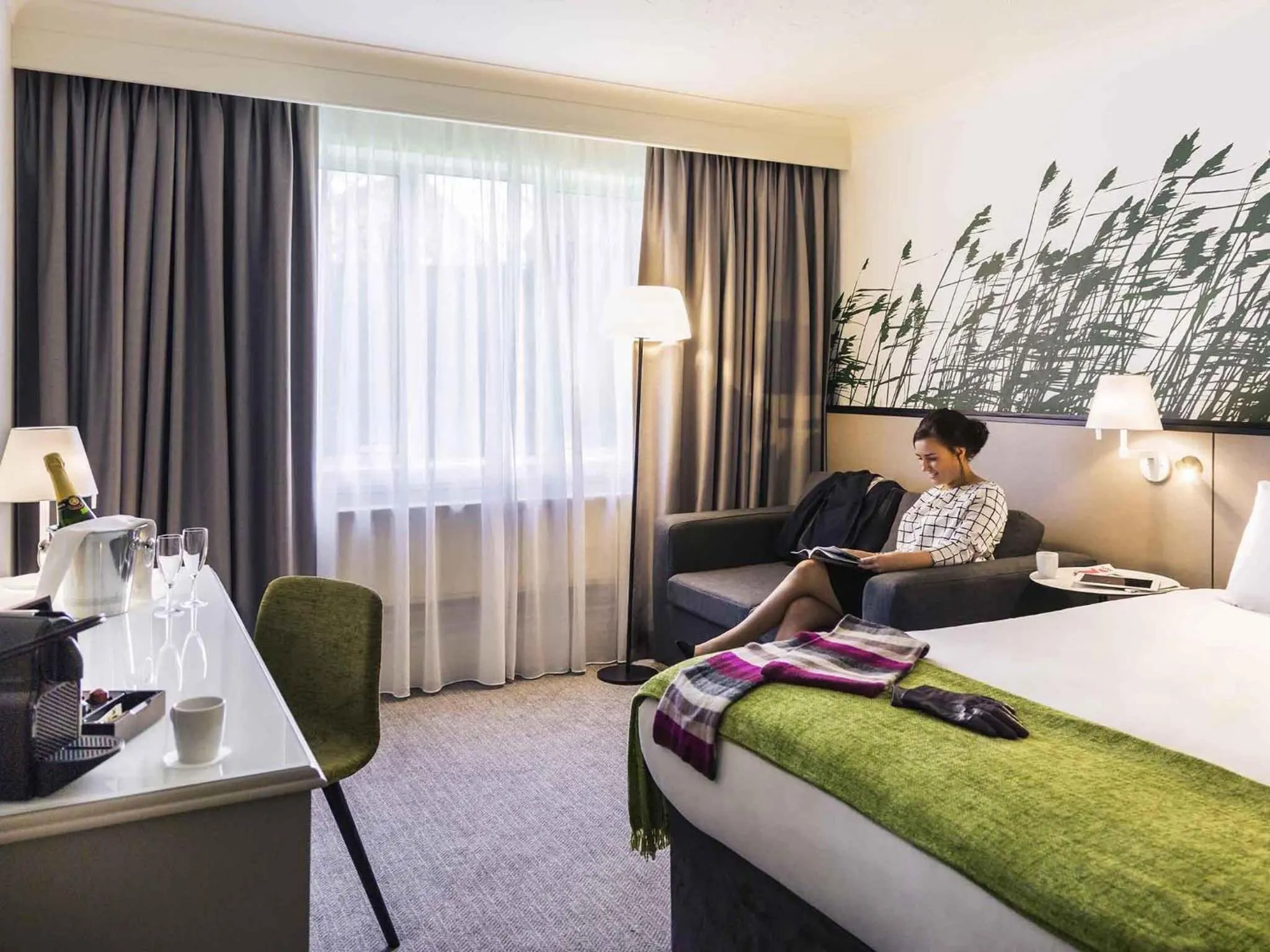 Bedroom, Bed in Mercure Daventry Court Hotel