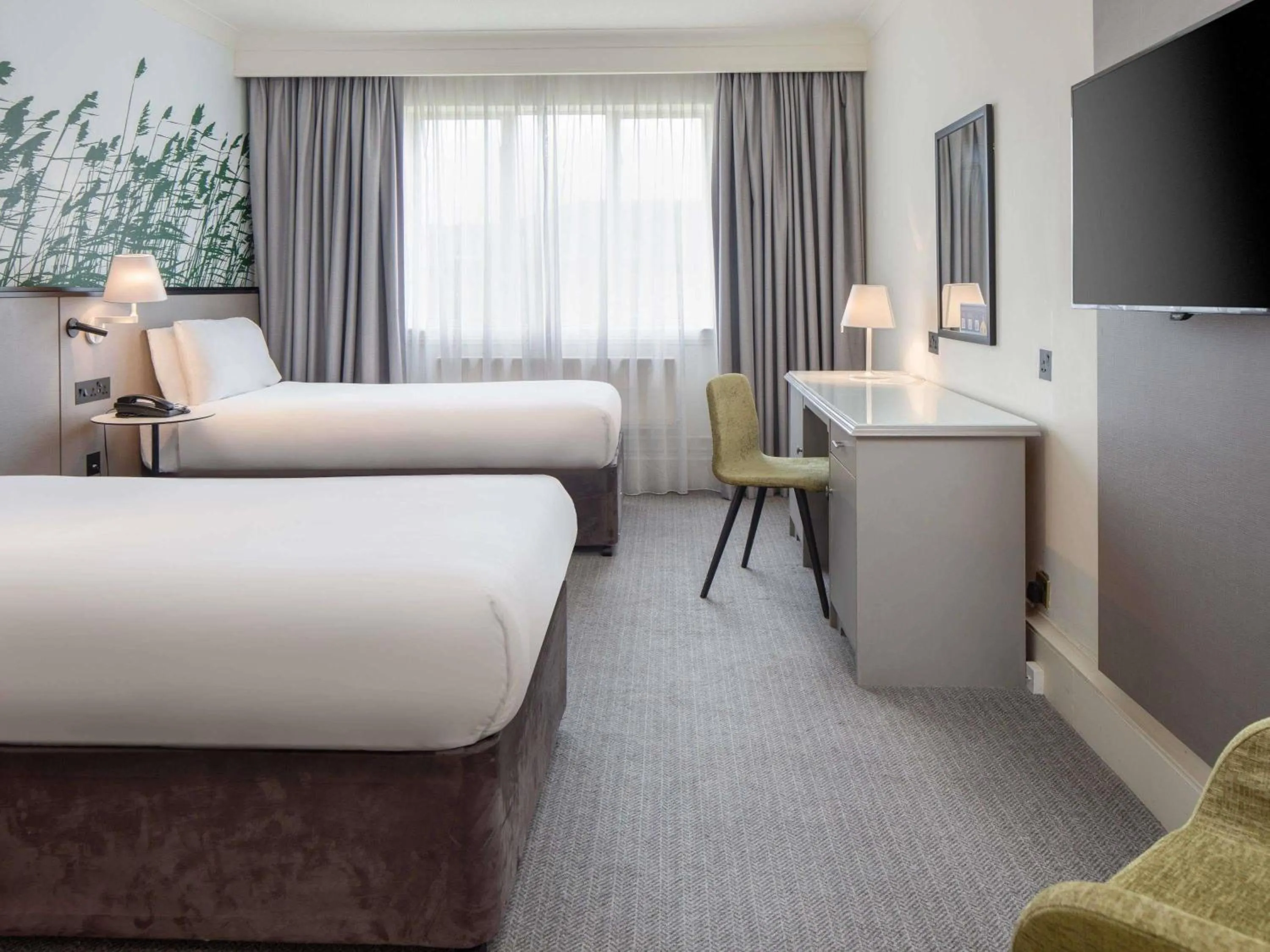 Bedroom, Bed in Mercure Daventry Court Hotel